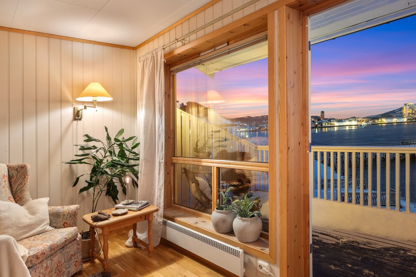 Leiligheten består av vf, gang, stue, kjøkken, soverom, soverom 2, bad og teknisk rom. Galleribilde