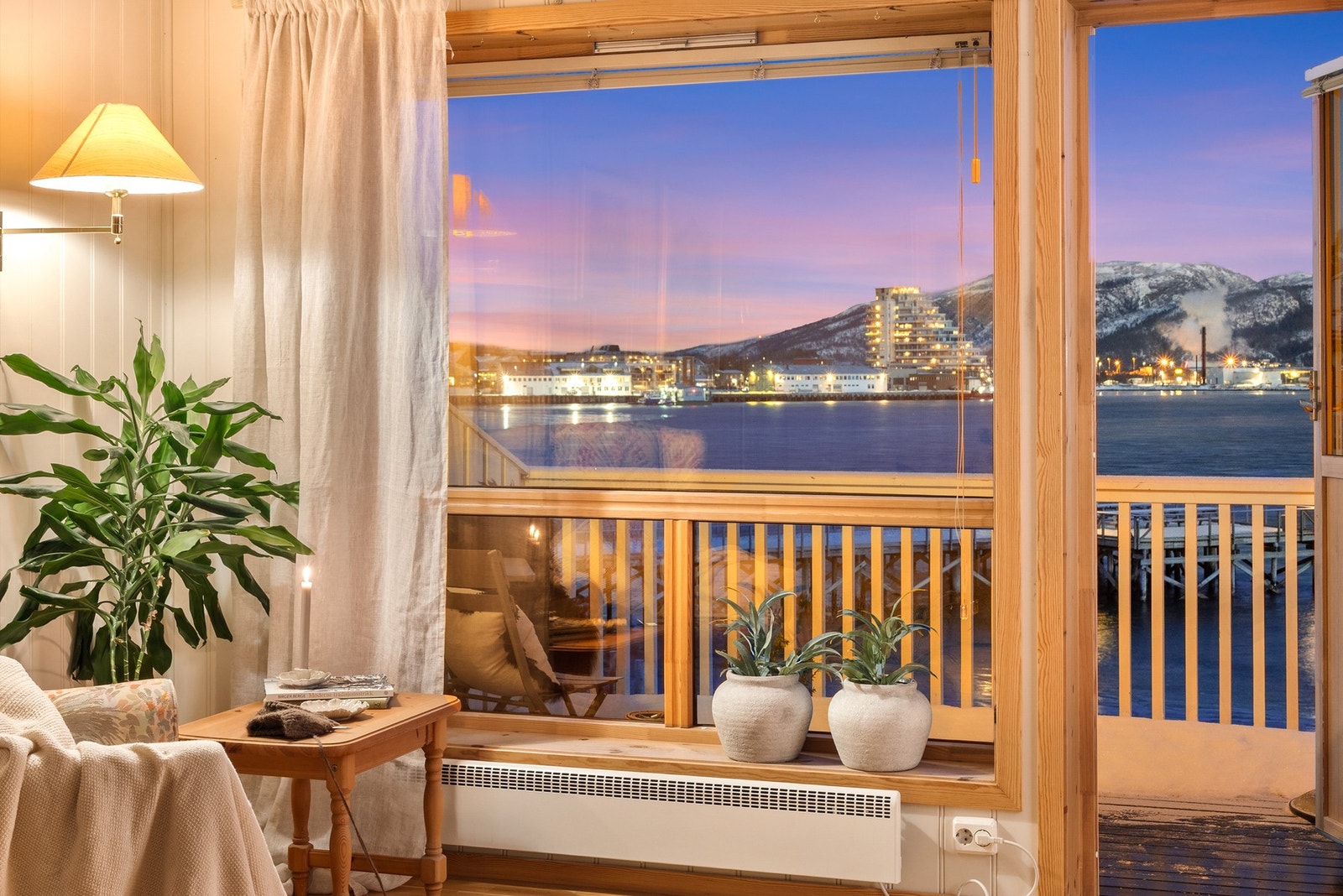 Fra stuen er det utgang til balkong med utsikt mot fjorden. Galleribilde