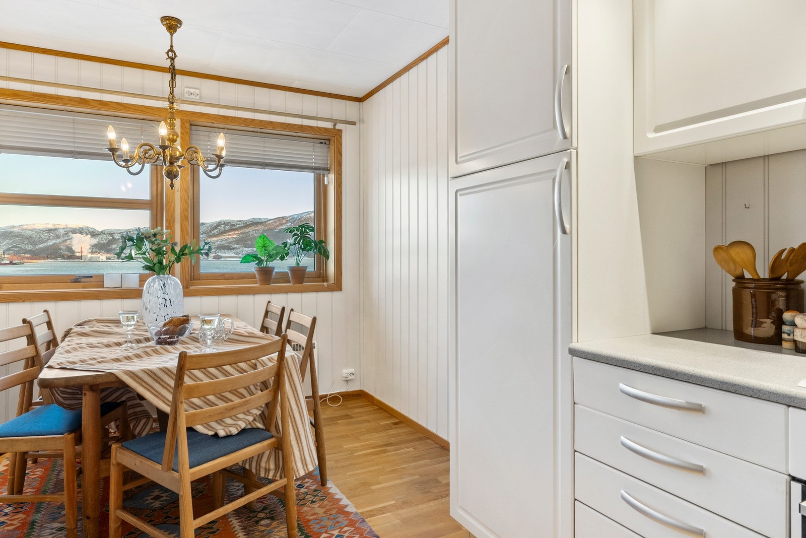 Ifølge takstmann ble ikke funnet forhøyde fuktverdier etter søk på fuktutsatte områder rundt og ved vask/oppvaskmaskin på befaringsdagen. Galleribilde