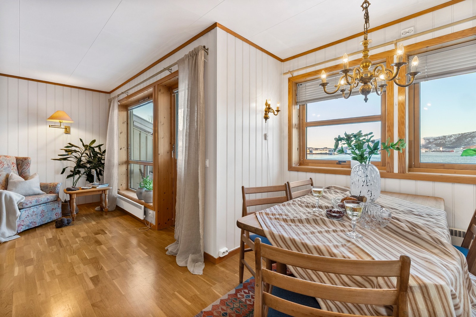 Delvis åpen kjøkken/stue løsning. Galleribilde