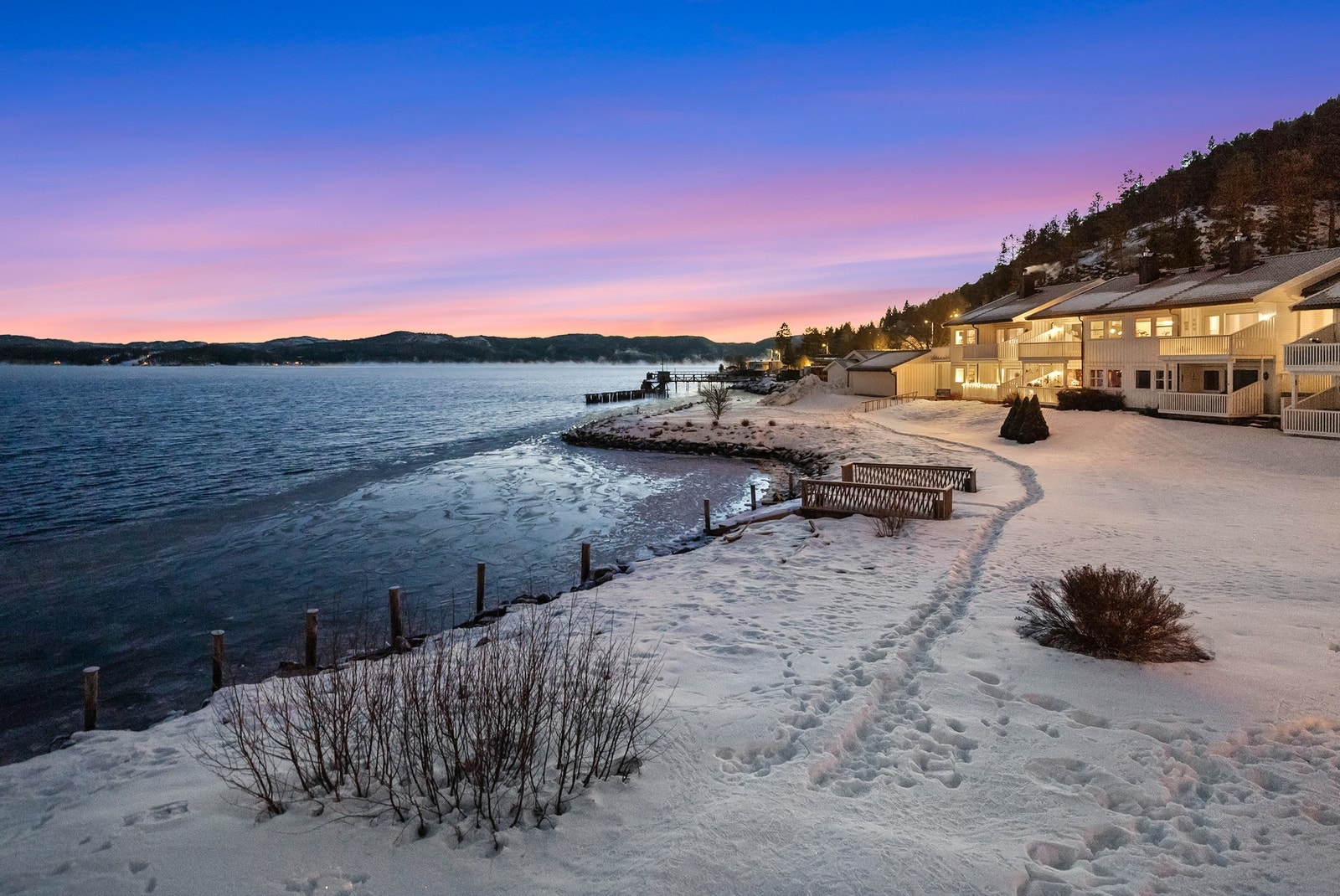 Leiligheten har en fin beliggenhet i feltet litt utenfor Namsos bysentrum, samtidig som det er gangavstand inn til byen. Galleribilde