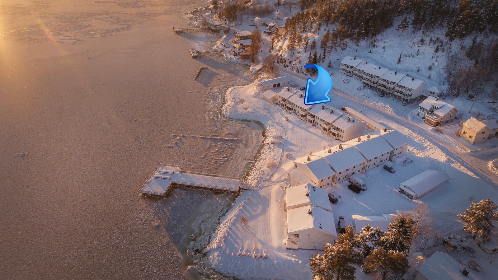Felles tomt for borettslaget med asfaltert kjøre/gangareal og plen ned mot sjøen. Galleribilde