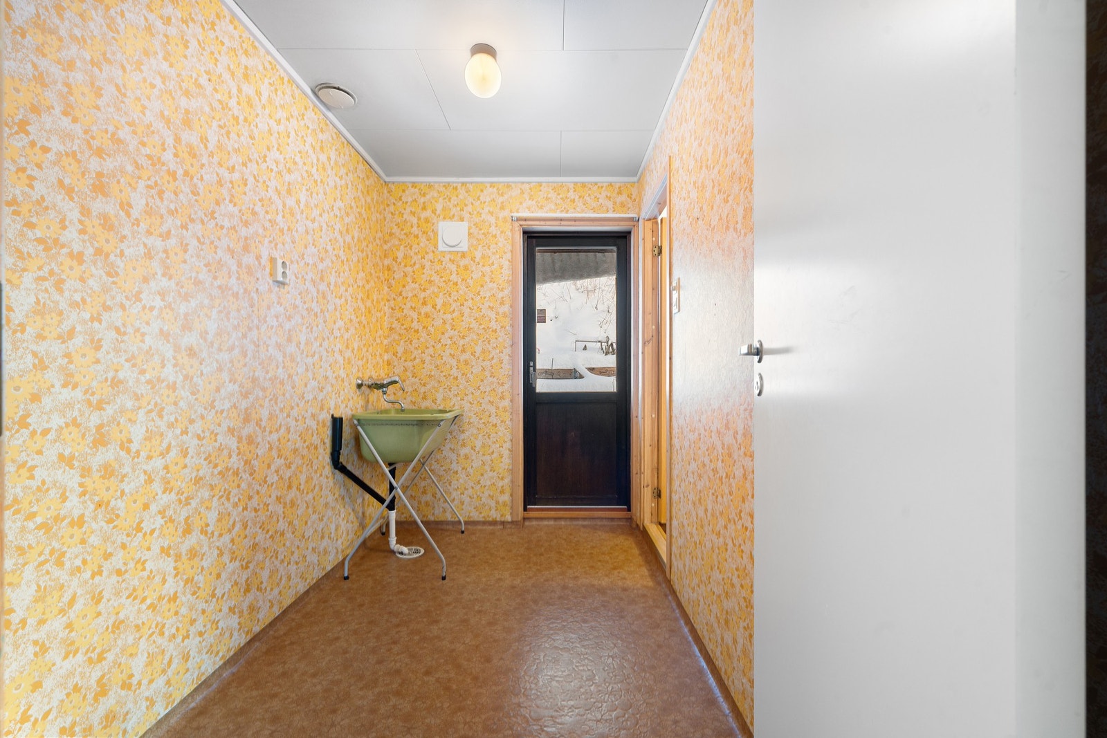 Praktisk vaskerom med egen inngang Galleribilde