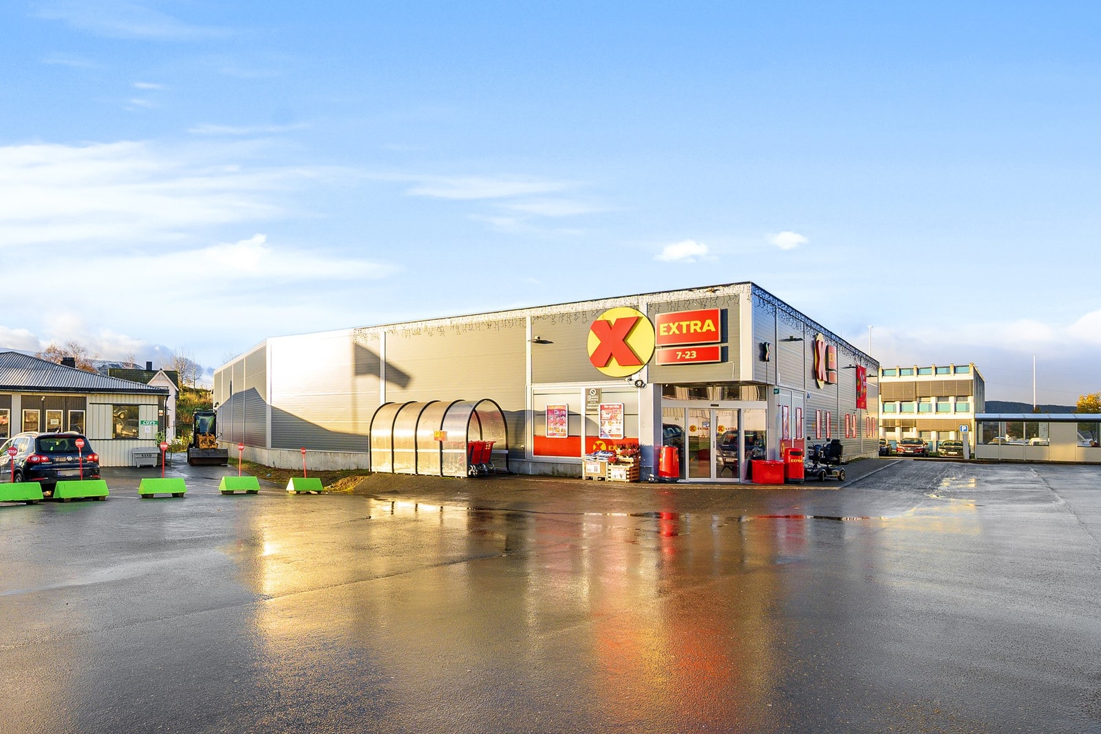 Avstand til Borkenes sentrum med dagligvarebutikk, helsehus, barnehage,
skole og idrettsanlegg er ca 2 km Galleribilde