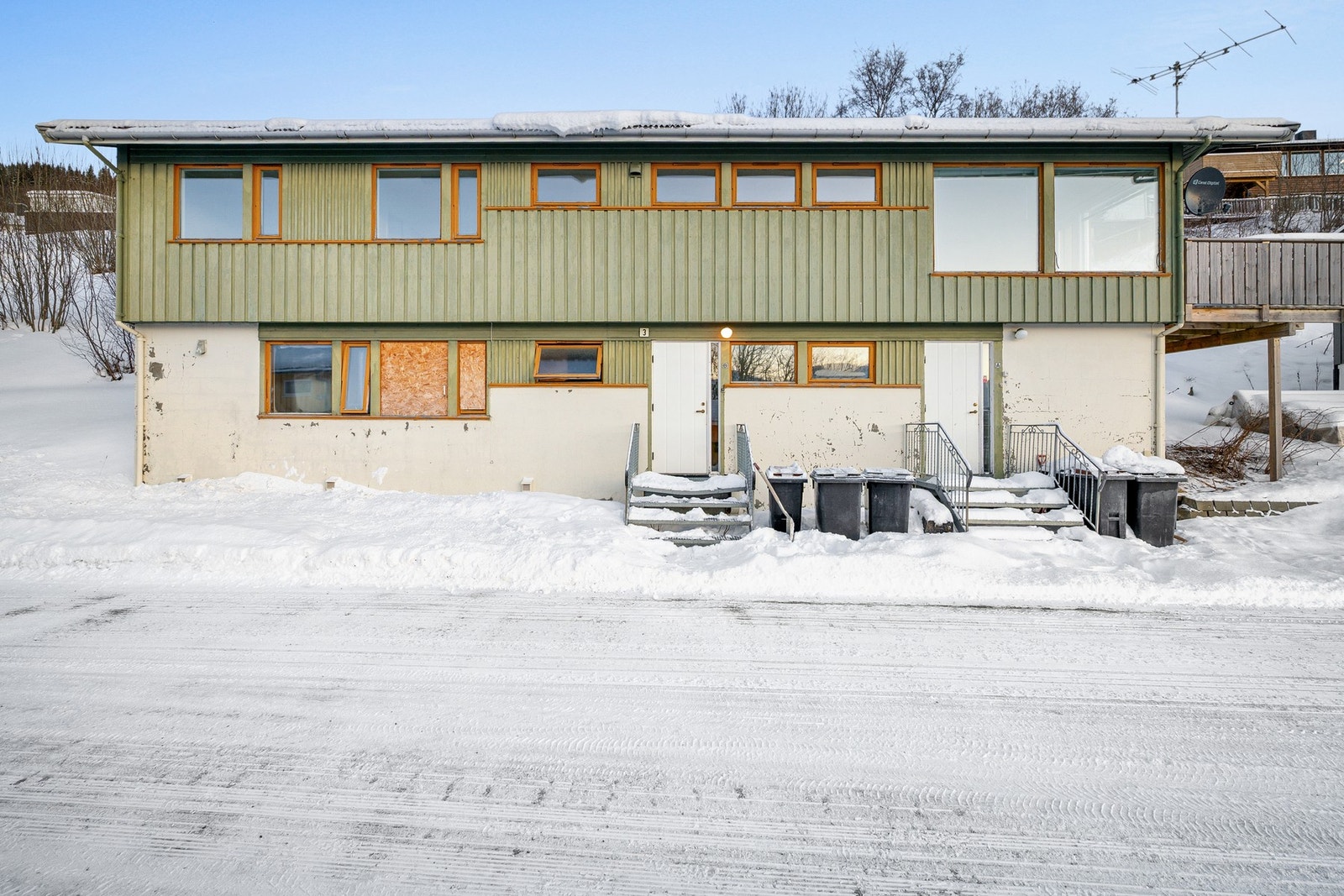 Hovedinngang til høyre og inngang til leilighet til venstre Galleribilde