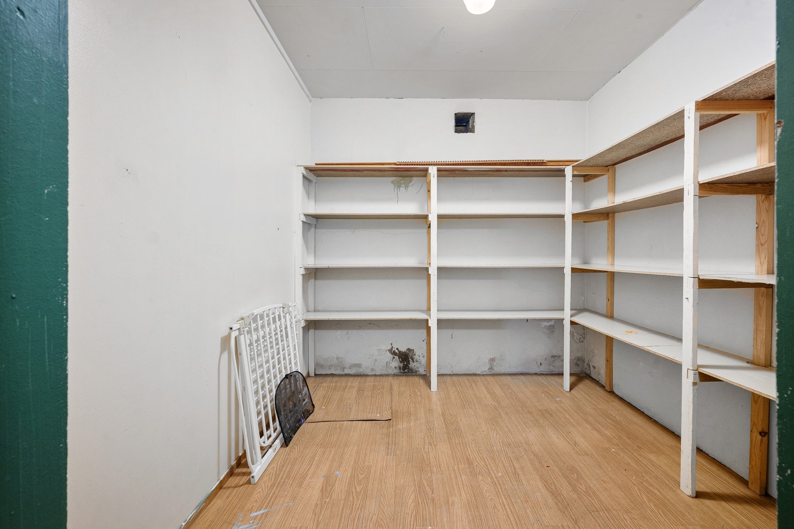 Bod med hylleløsning på vegg Galleribilde