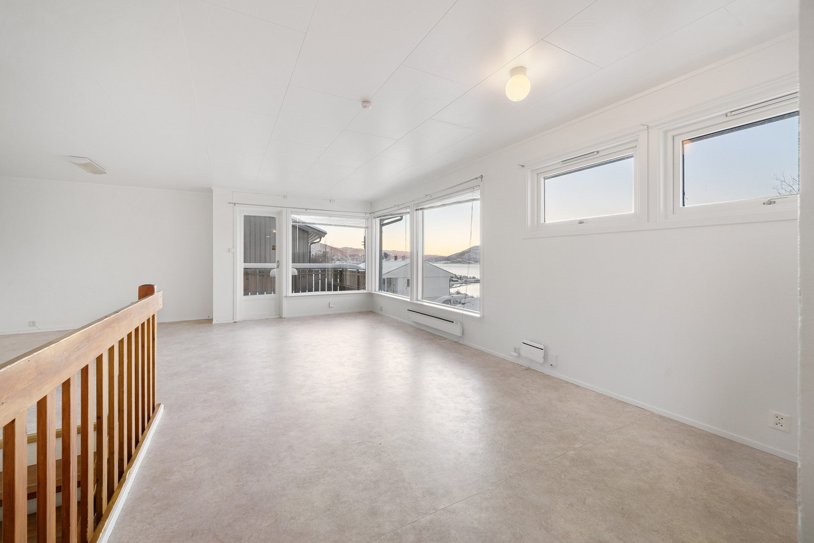 Fasaden er vendt mot sør-vest og gir gode solforhold fra verandaen som har adkomst fra stua Galleribilde