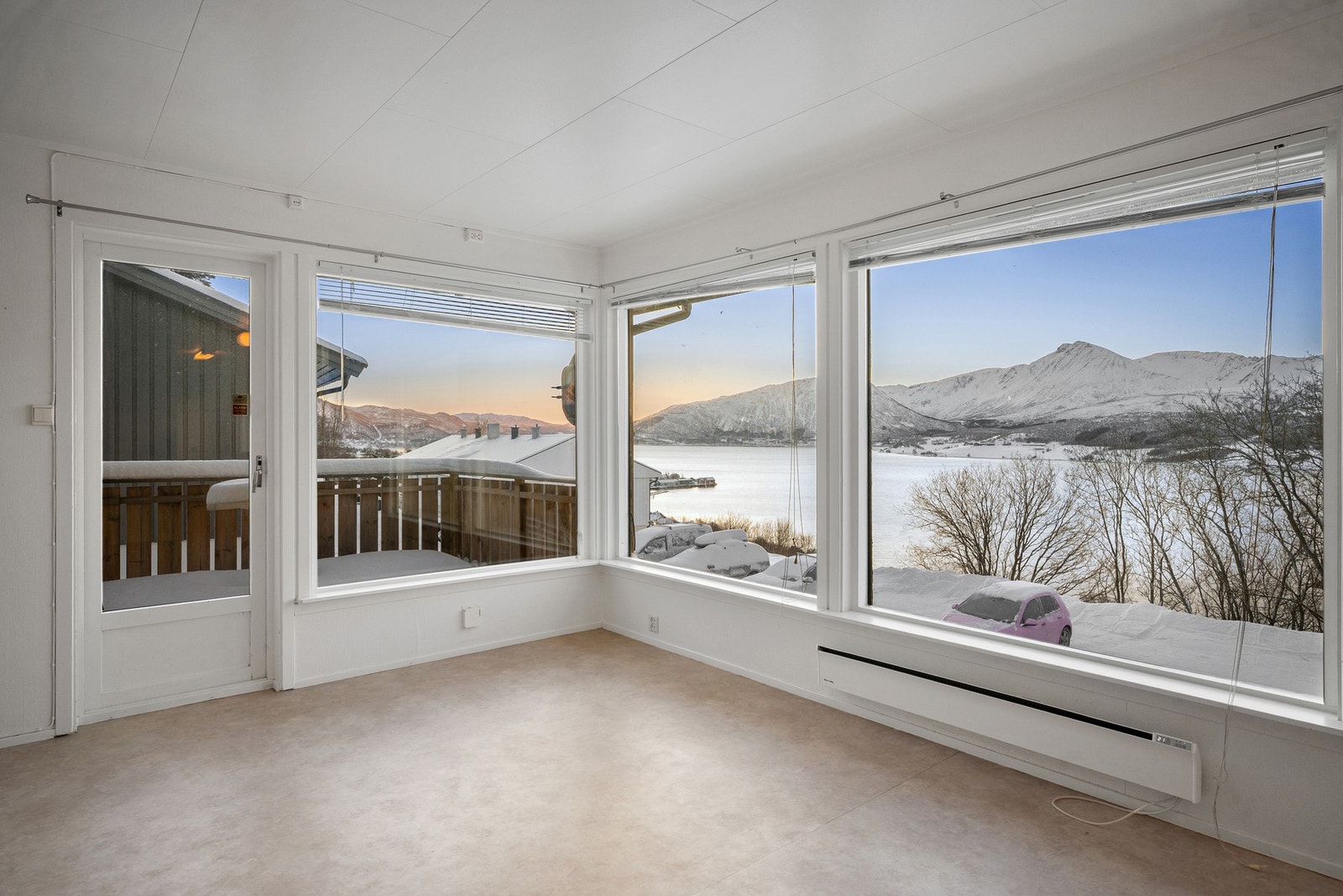 Boligen ligger høyt i terrenget og sørger for at du kan nyte nydelig utsikt Galleribilde