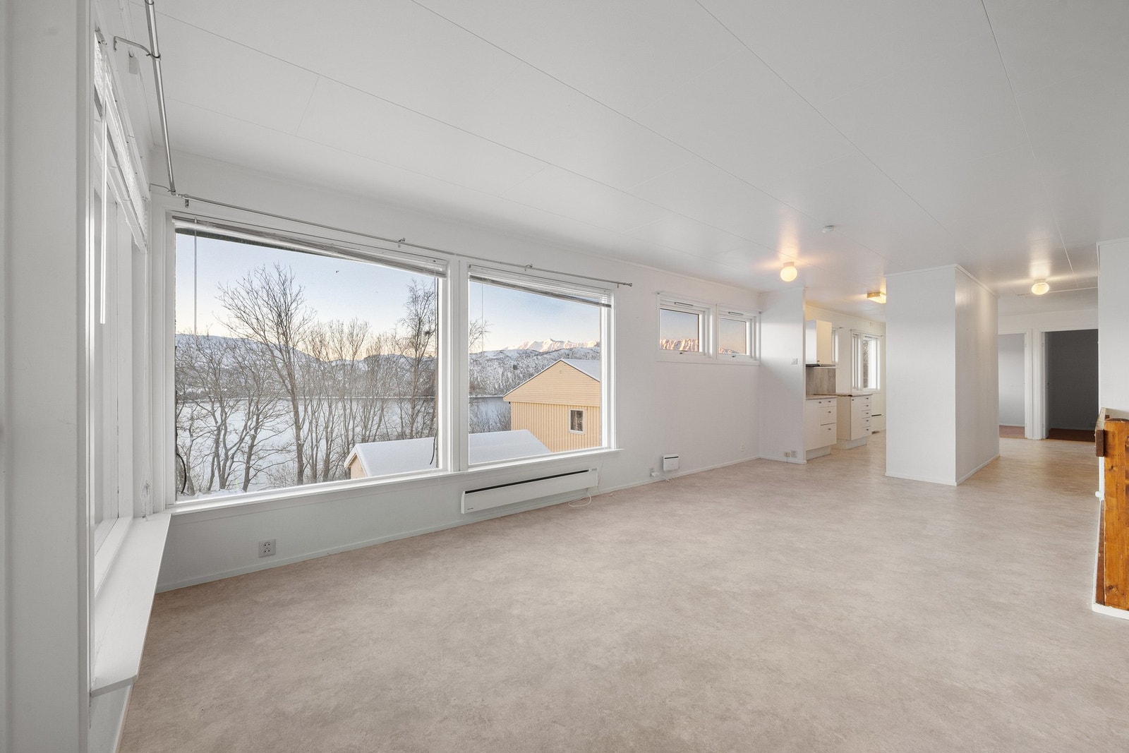 Stue og kjøkken er godt tilknyttet og gir sosiale oppholdsrom Galleribilde