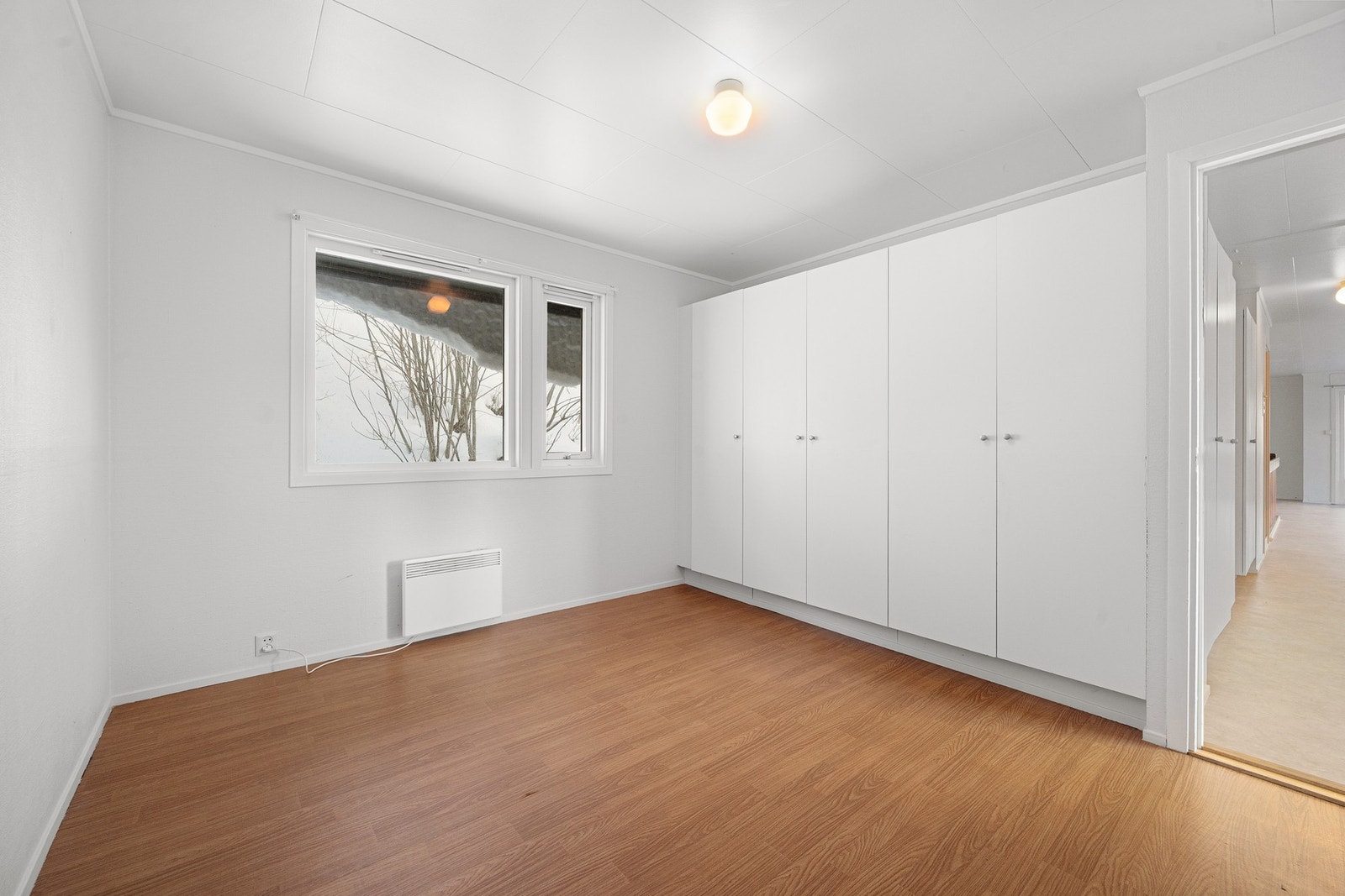 Soverom 1 har garderobeskap langs hele veggen Galleribilde