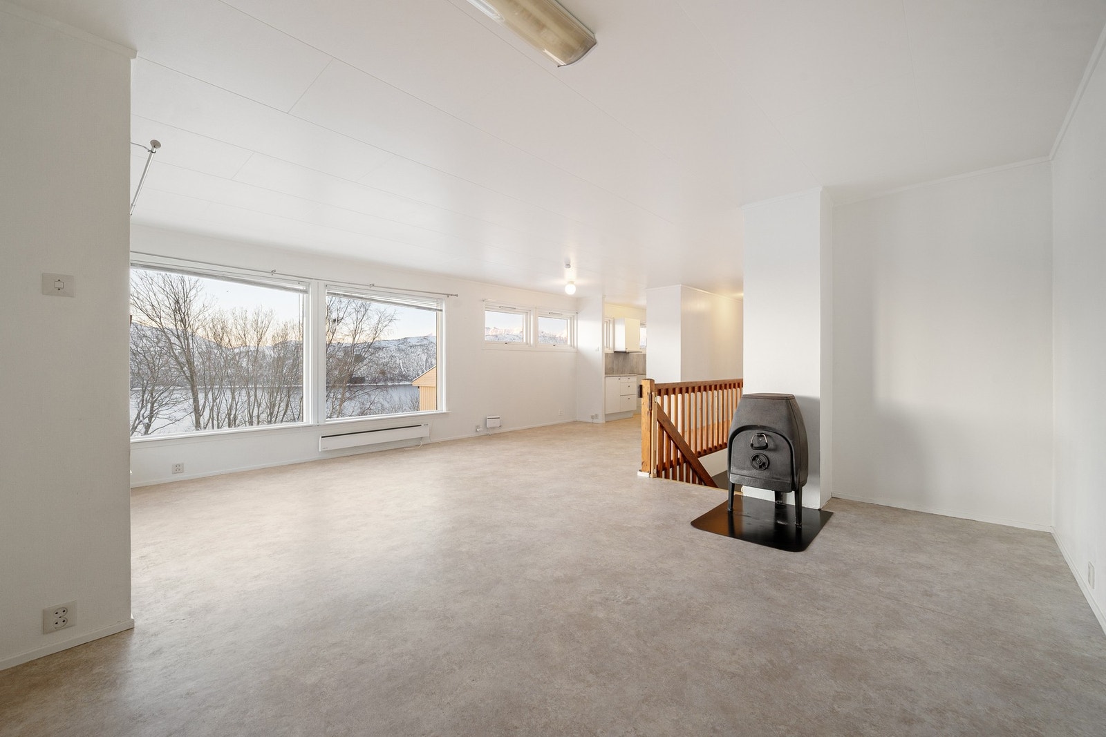 Velkommen inn! Boligens hovedetasje byr på stue, kjøkken, tre soverom, bad og eget vaskerom Galleribilde