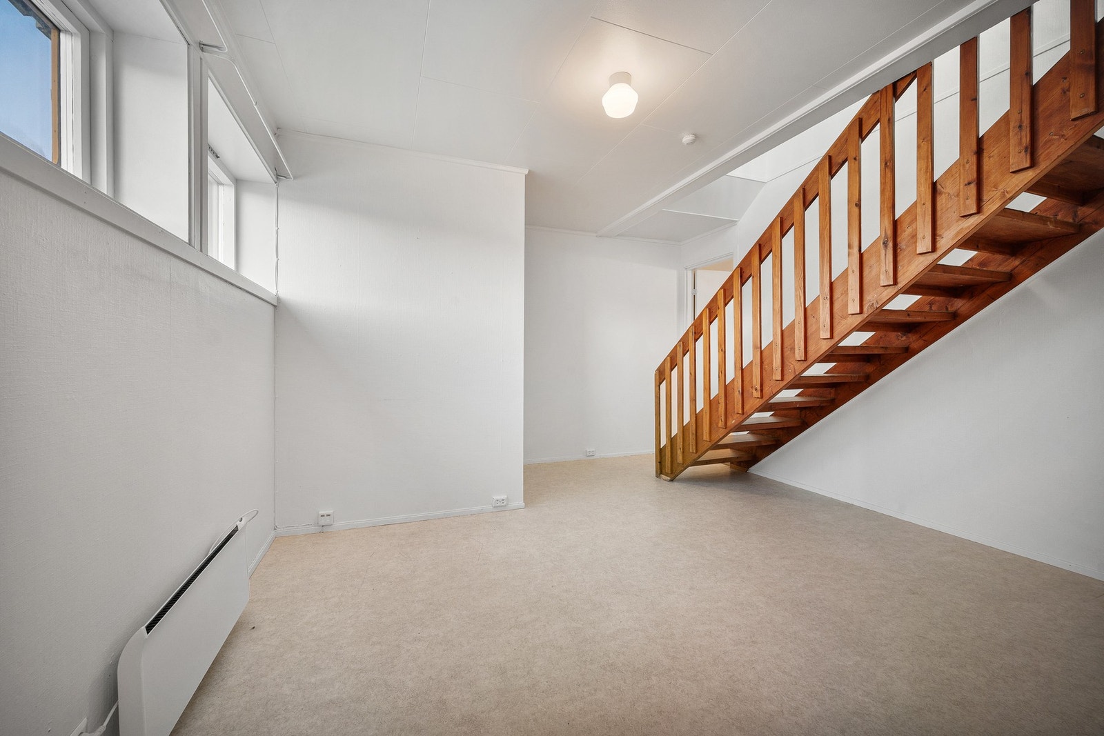 Underetasjen er delt i to, én tilhørende hovedbolig med entré, hall og bodarealer, resterende er leilighet Galleribilde