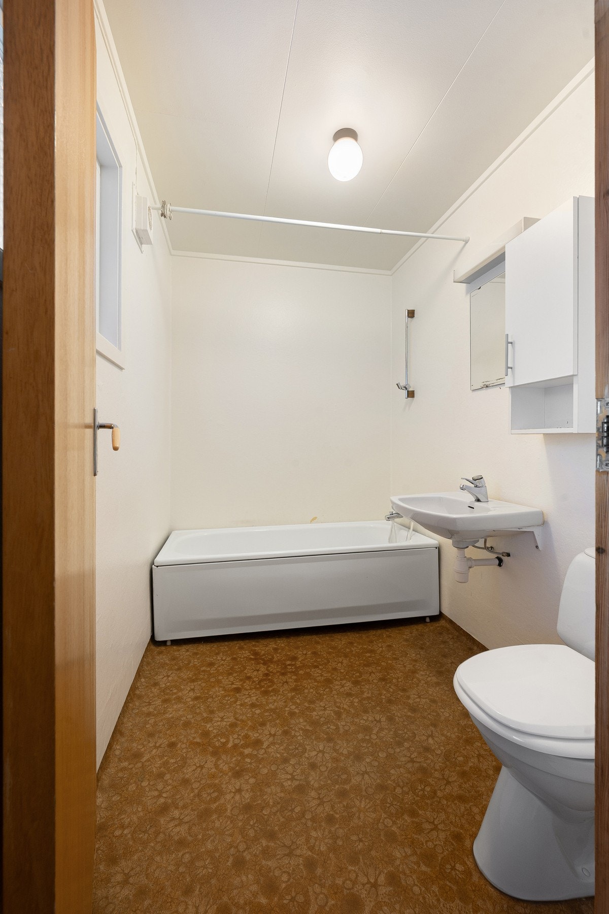 Bad 1 inneholder badekar, servant og toalett Galleribilde