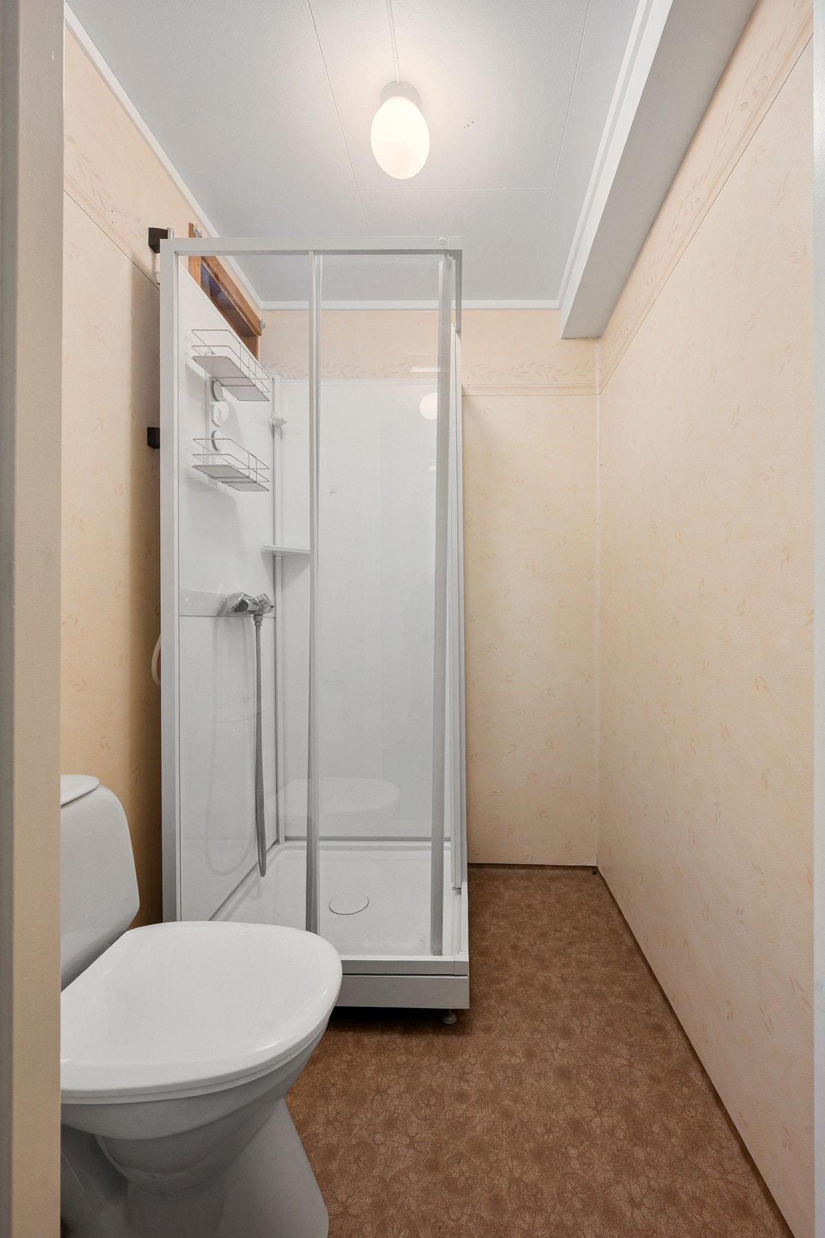 Her er det servant, dusjkabinett og toalett Galleribilde