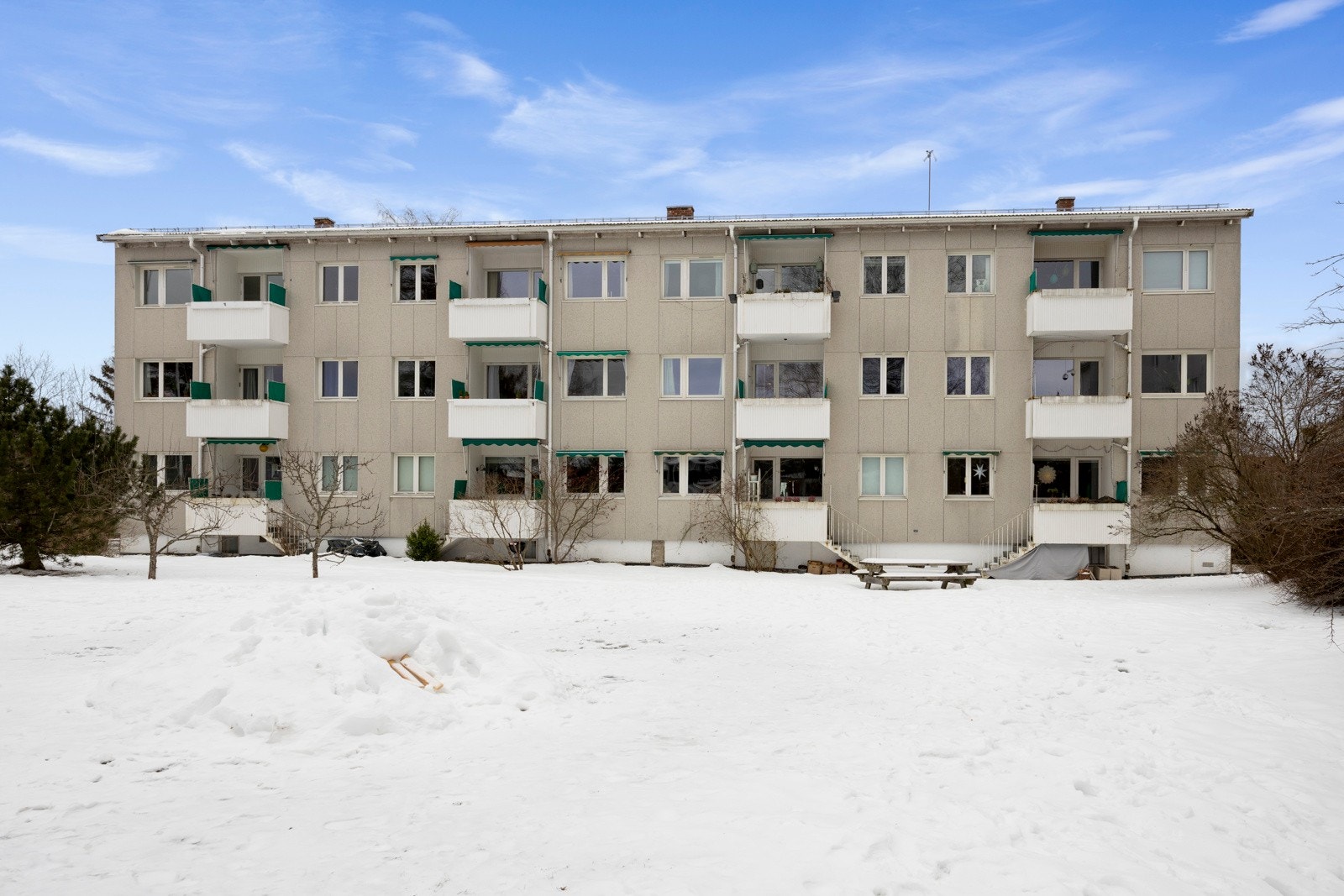 Fasade sett fra hage. Galleribilde