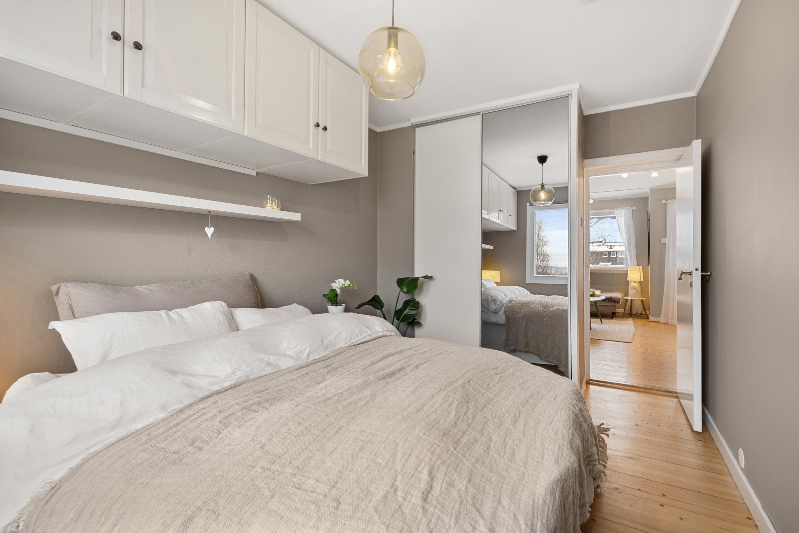 Fint soverom i rolige omgivelser. Galleribilde