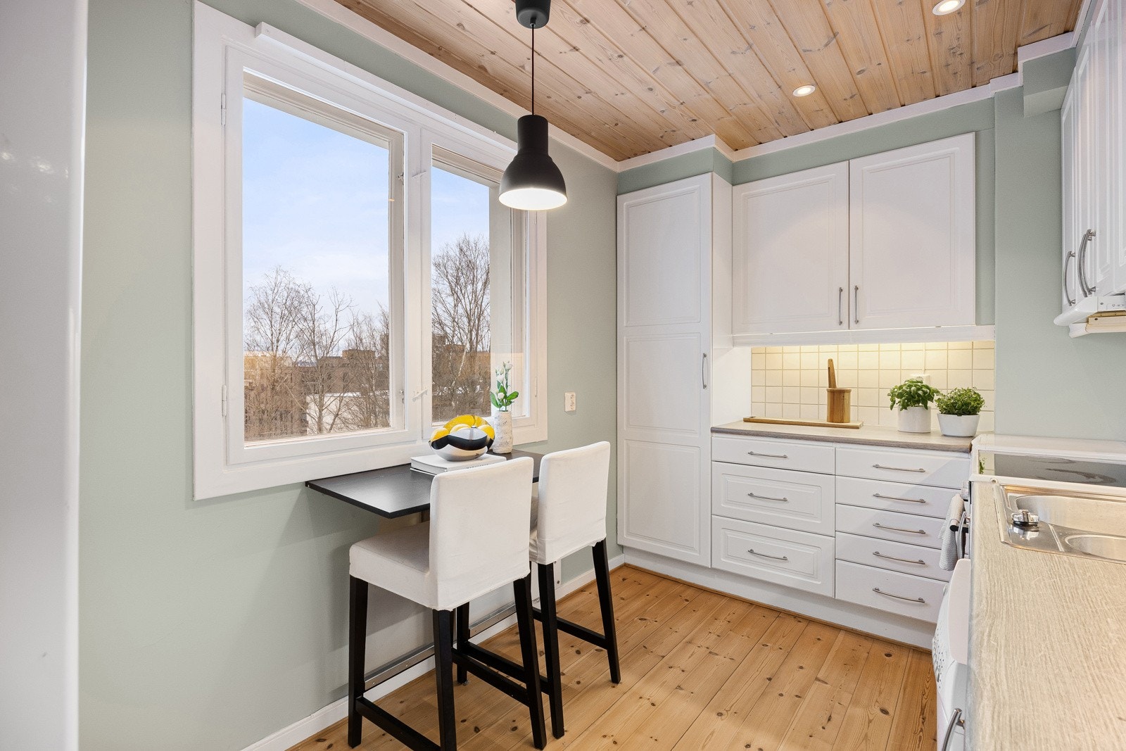 Det er plass til kjøkkenbord med stoler på kjøkkenet. Her er det hyggelig utsyn uten innsyn. Galleribilde