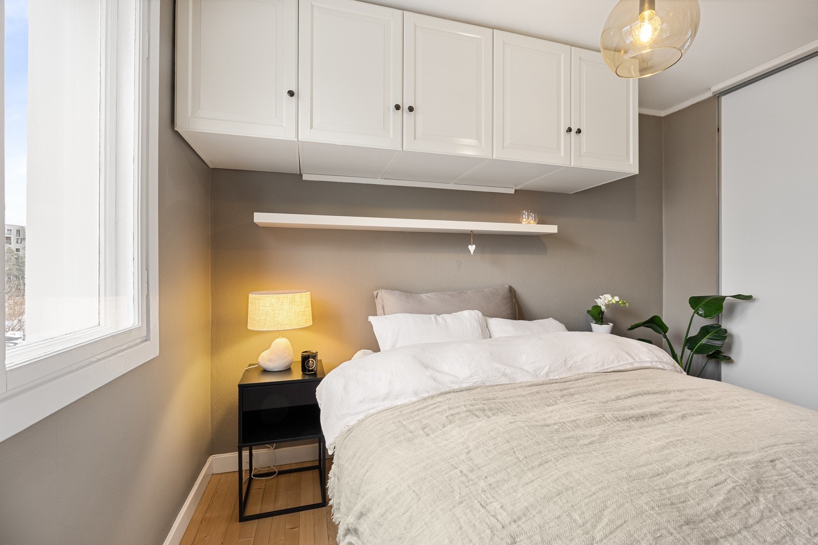 God plass til seng, nattbord og skap. Galleribilde