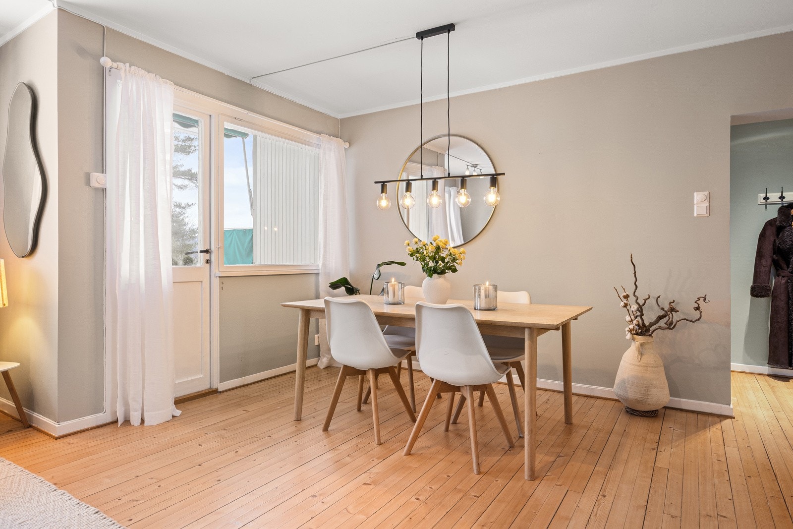 God plass til spisegruppe i stuen. Galleribilde