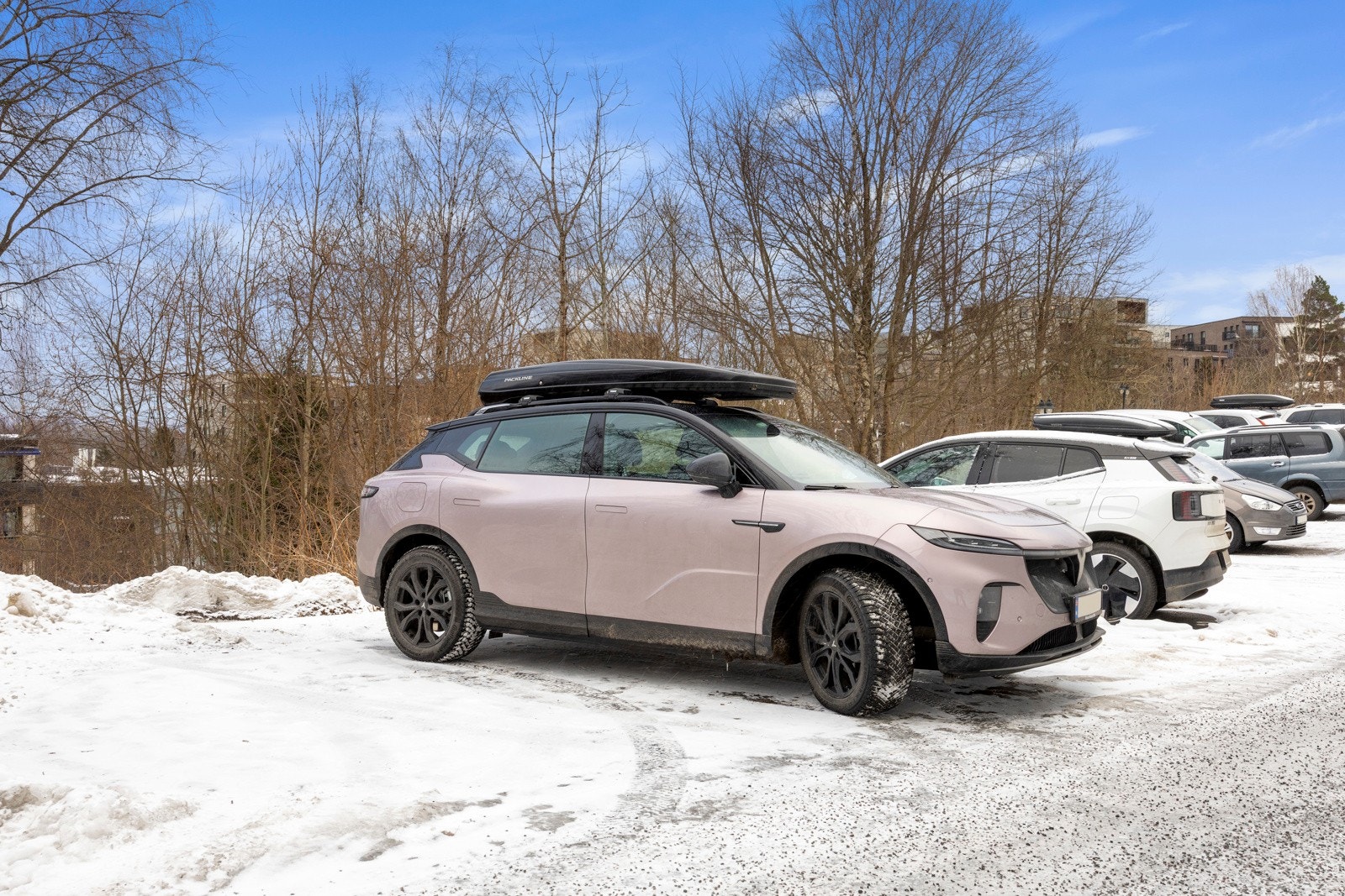 Seksjonen disponerer egen parkeringsplass på sameiets eiendom. Det er også gjesteplasser i sameiet. Galleribilde