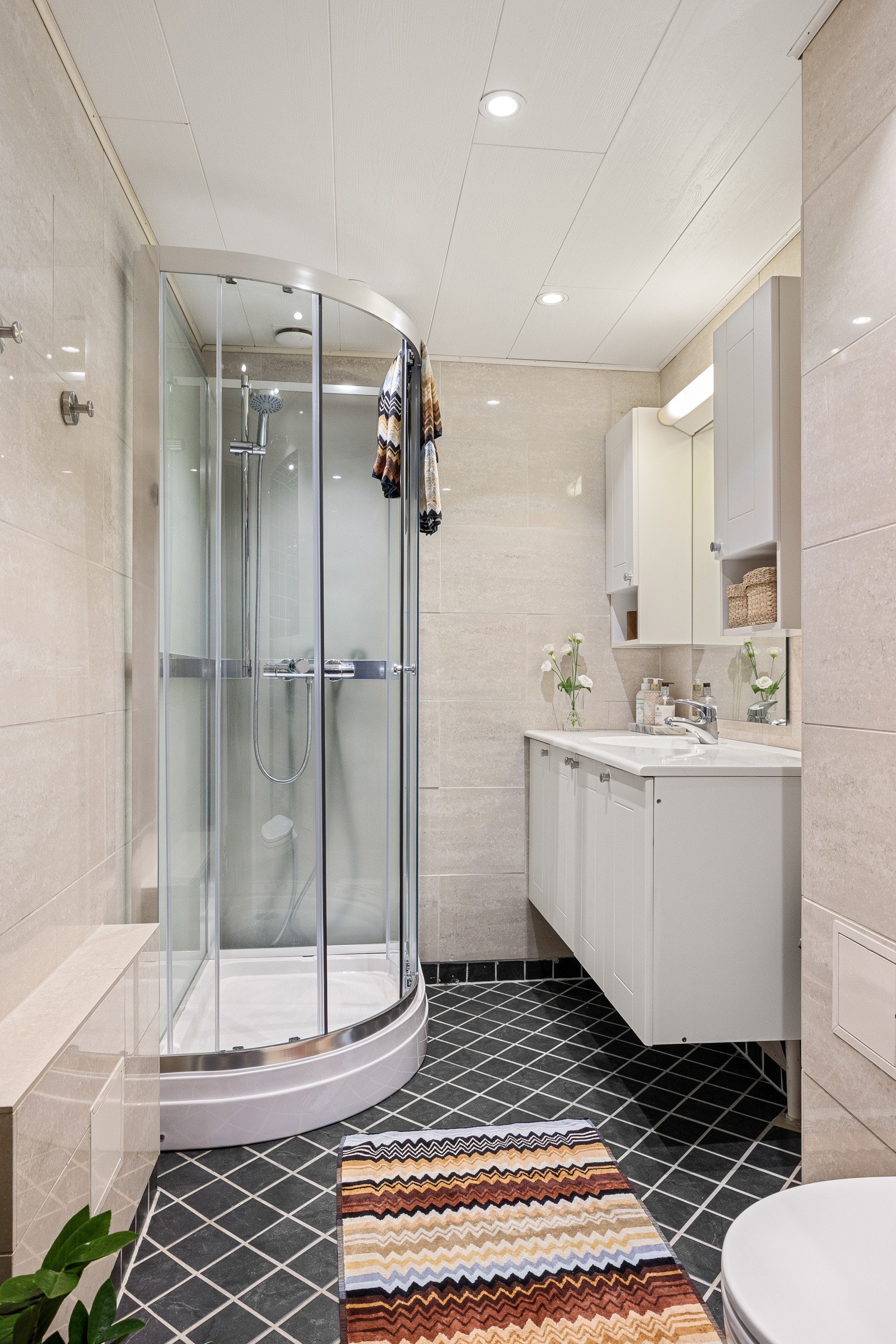 Flislagt baderom med dusjkabinett. Galleribilde