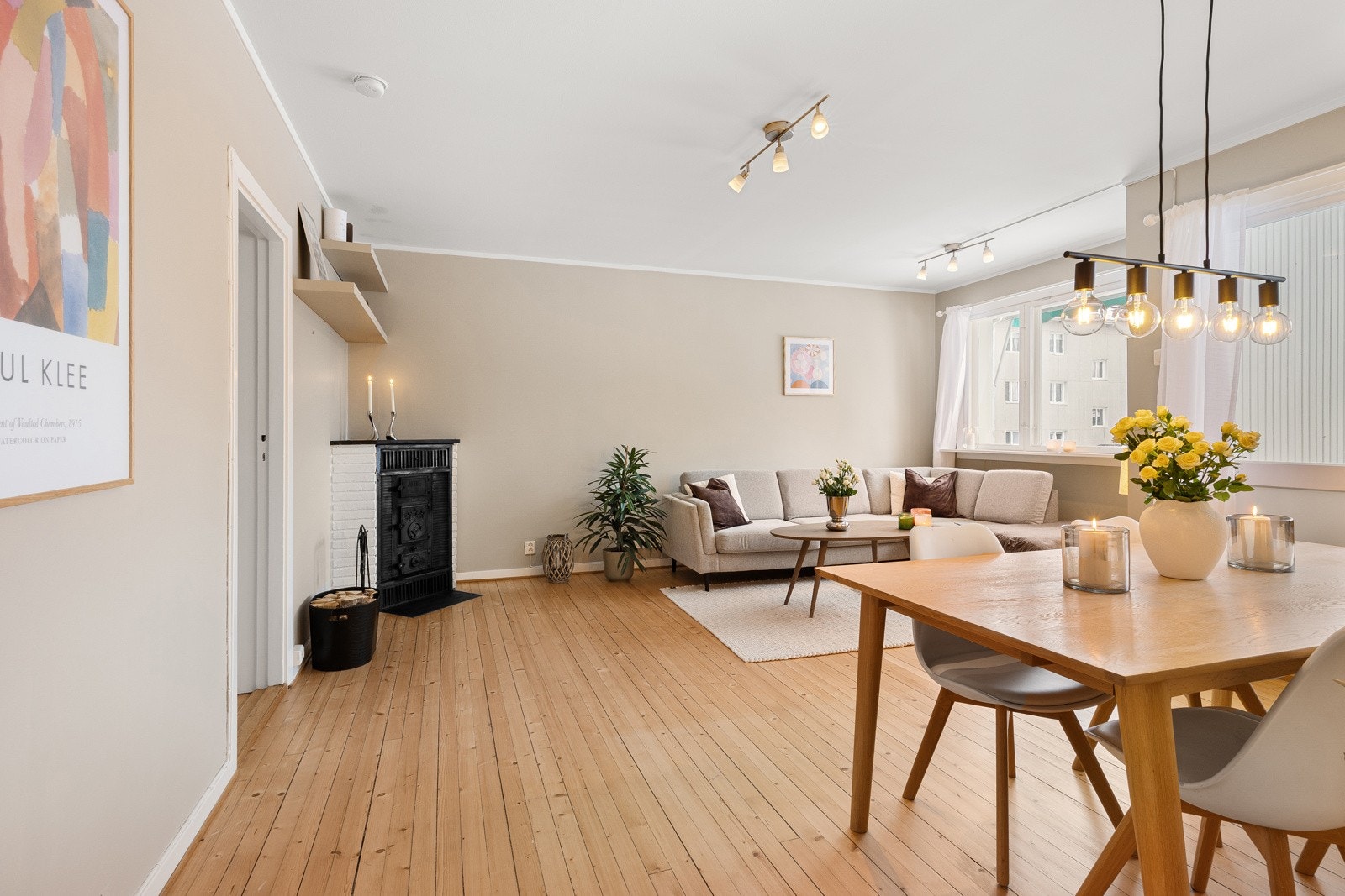 Romslig stue med fine møbleringsmuligheter, peis og utgang til balkong. Galleribilde