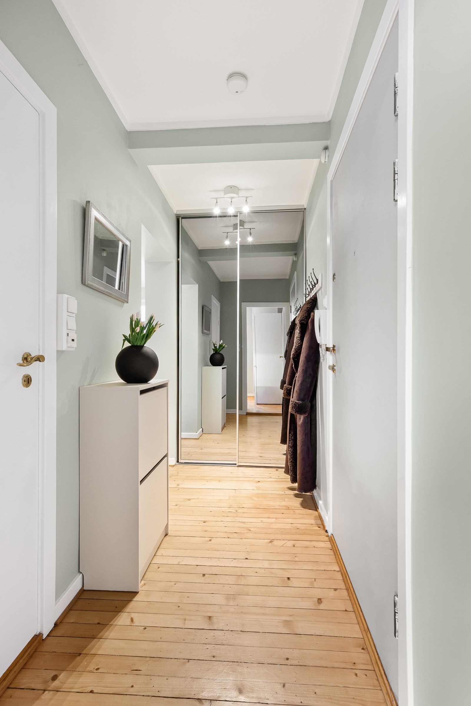 Fin gang med god plass til å sette fra seg skoene og henge fra seg yttertøy. Galleribilde