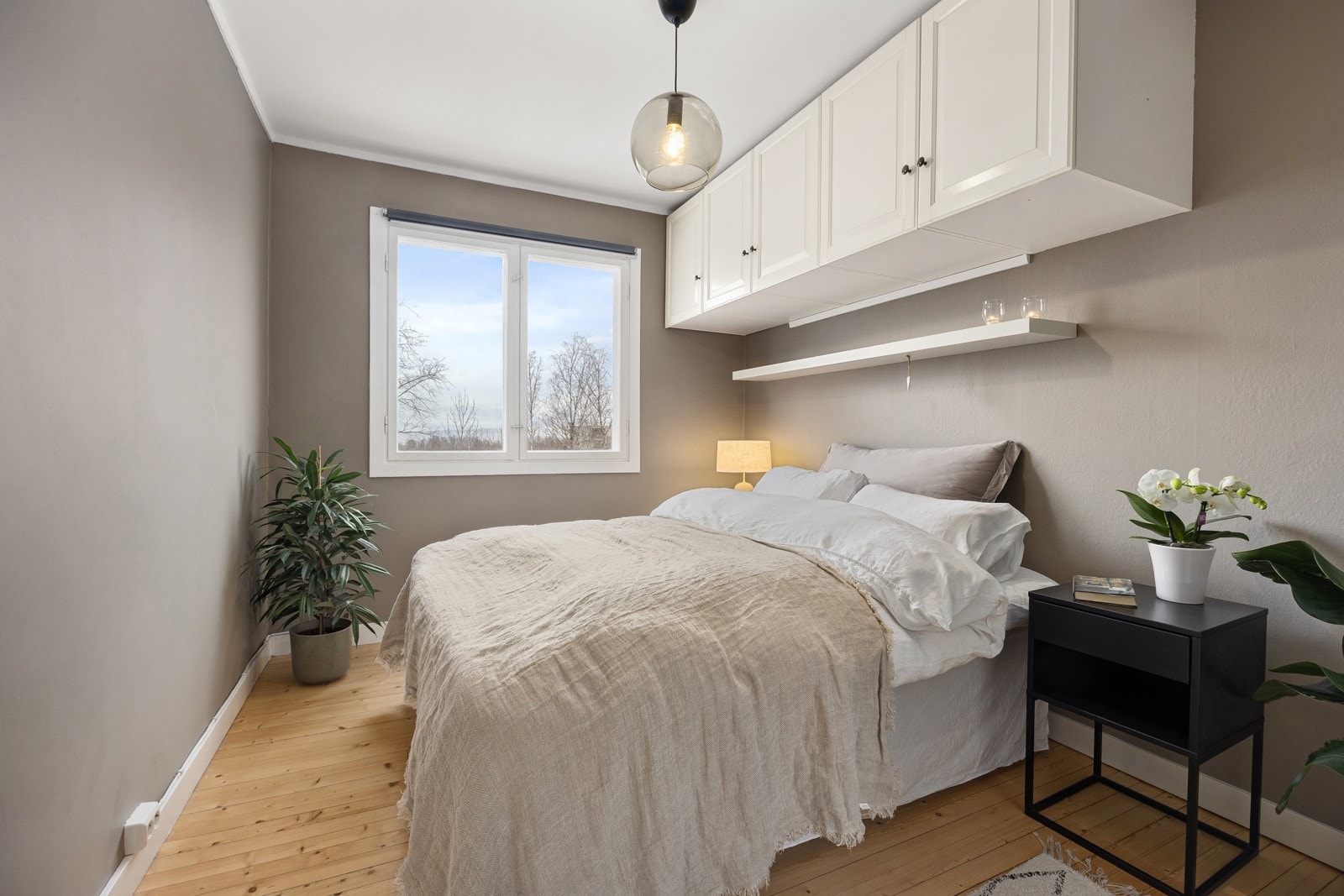 Det er praktiske oppbevaringsløsninger i garderobe og vegghengte skap. Galleribilde