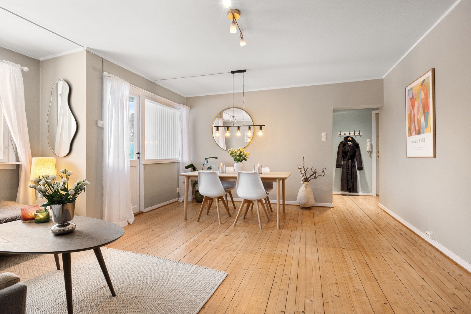 Malte vegg- og himlingsflater og originale tregulv. Galleribilde