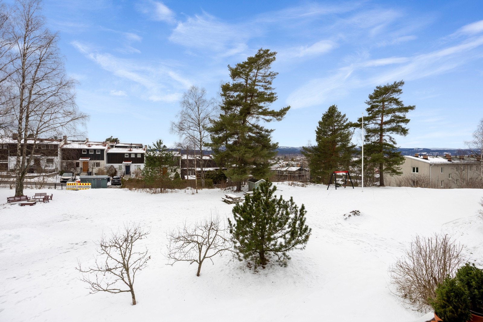 Leiligheten ligger tilbaketrukket til. Fra balkongen er det flott utsyn utover sameiets eiendom, som er pent opparbeidet med hage og beplantning. Galleribilde