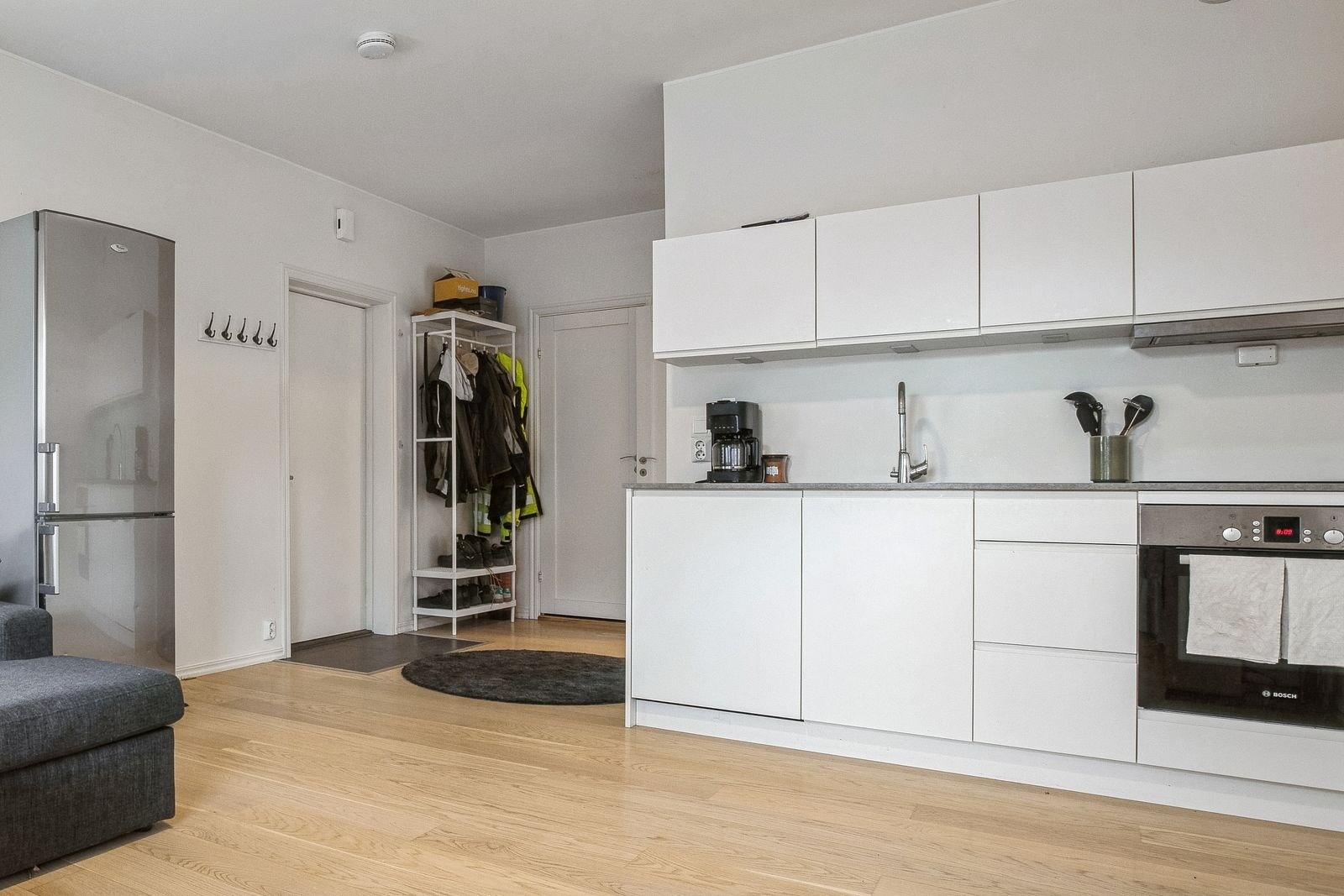 Velkommen inn! Leilighetens entré er lys og innbydende og gir et meget godt førsteinntrykk Galleribilde