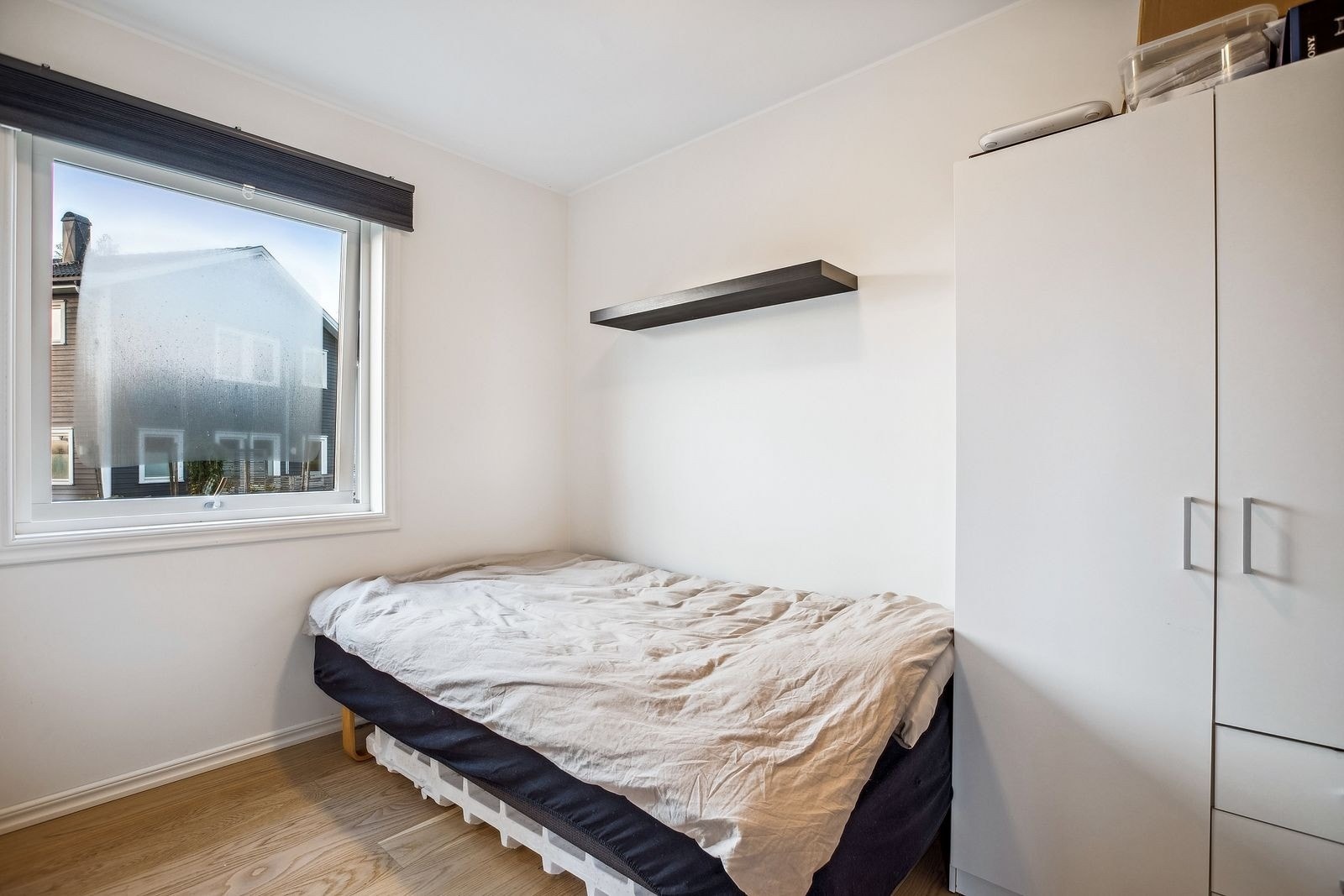 Soverommet er av meget god størrelse og kan enkelt innredes med dobbeltseng og tilhørende nattbord. Galleribilde