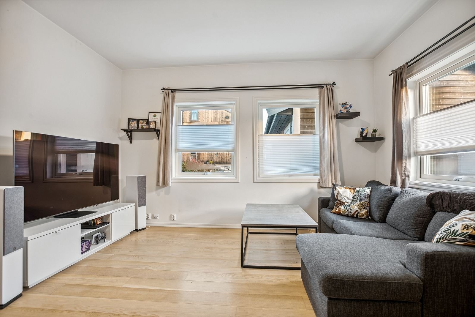 Store vindusflater kombinert med en gjennomgående planløsning slipper inn rikelig med lys Galleribilde