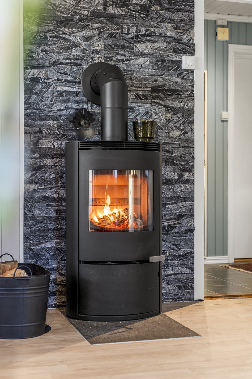 Vedovn i stuen fra 2024 gir effektiv oppvarming. Galleribilde