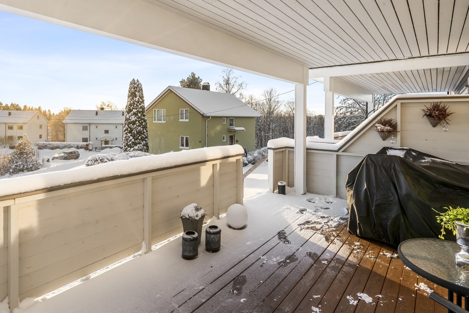 Malt trevirke på rekkverket gir verandaen et solid preg. Galleribilde