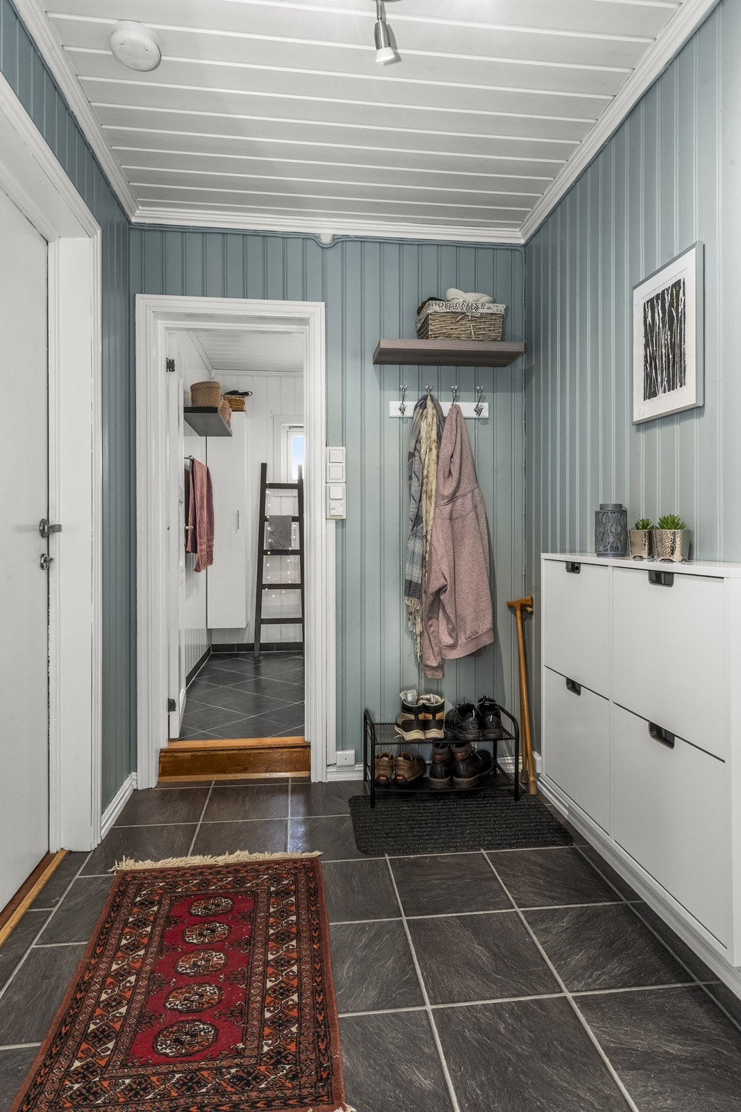 Flislagt gulv i entré gir et slitesterkt og lettstelt underlag. Galleribilde