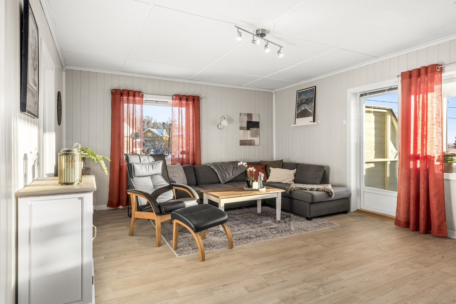 Romslig stue med direkte utgang til veranda. Galleribilde