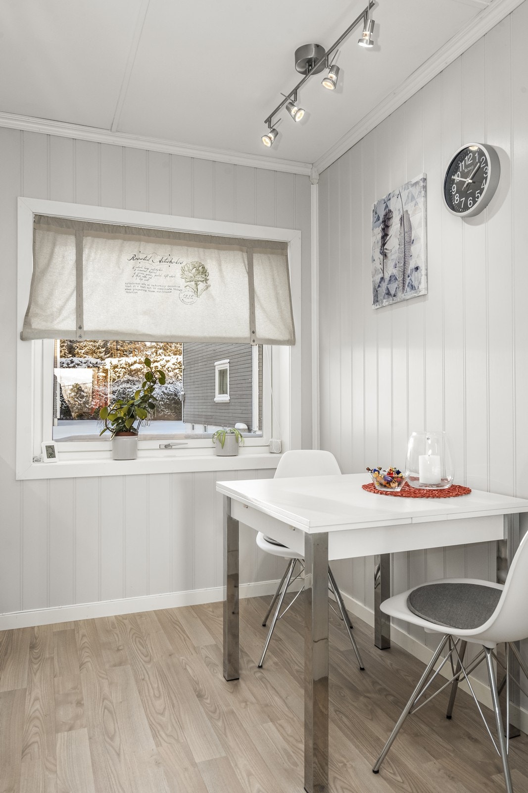 Plass til liten spisegruppe på kjøkkenet. Galleribilde