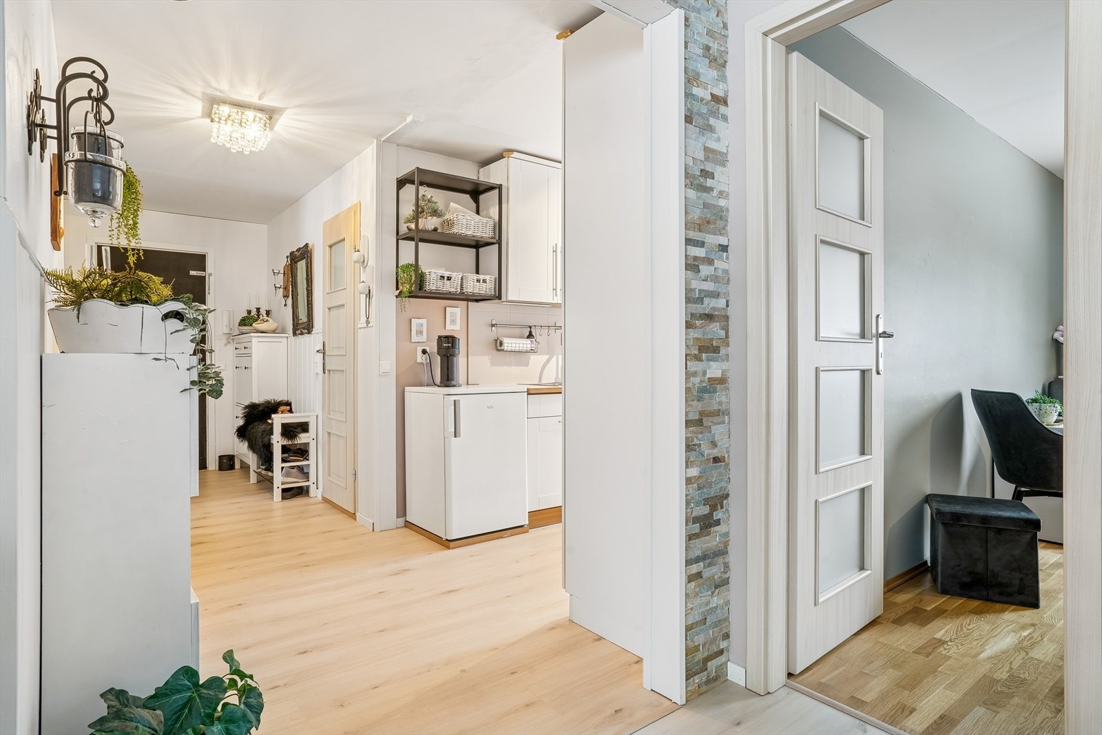 Fra entreen er det direkte tilgang til leilighetens øvrige rom. Galleribilde