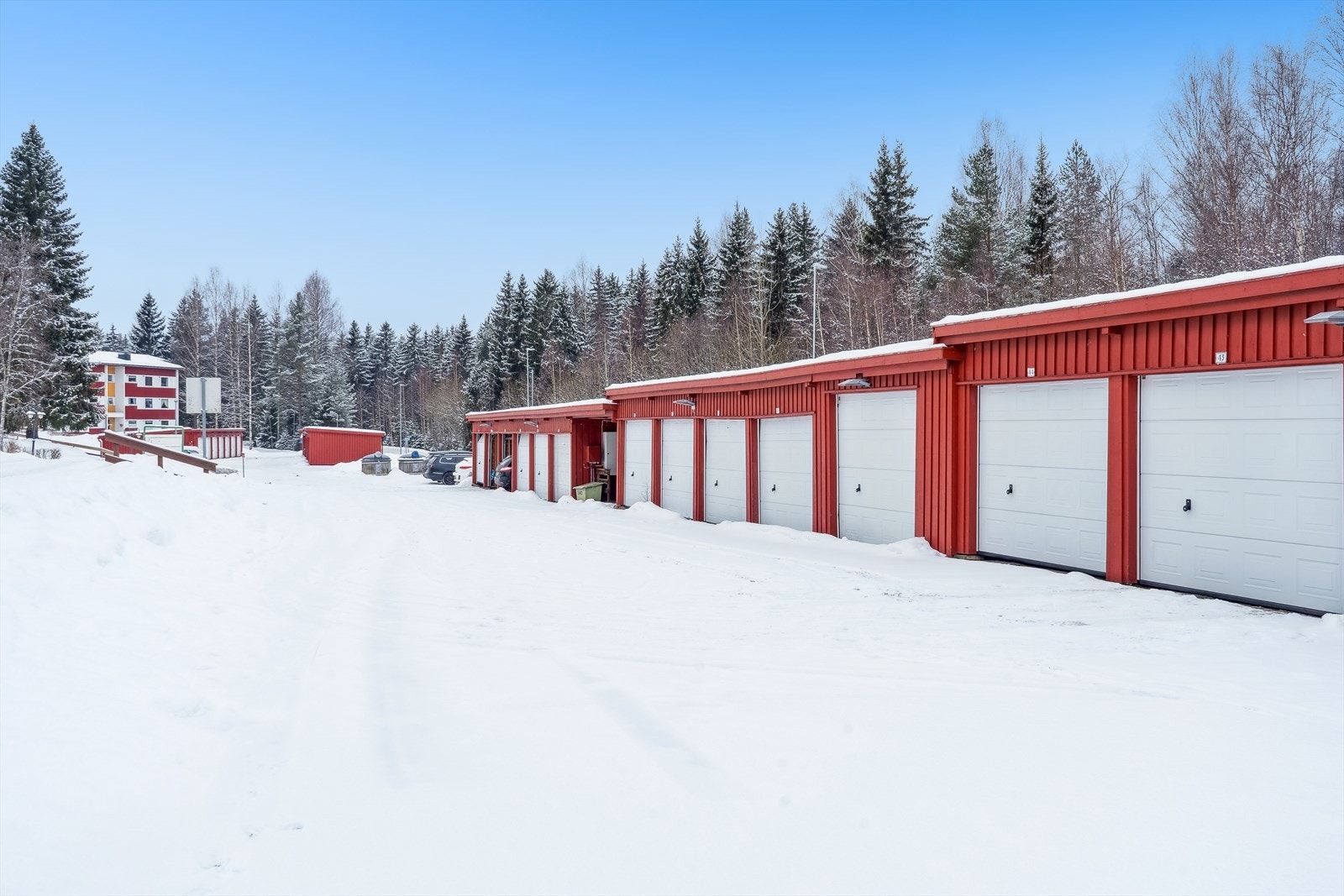 Det medfølger en egen garasjeplass i felles garasjerekke. Galleribilde