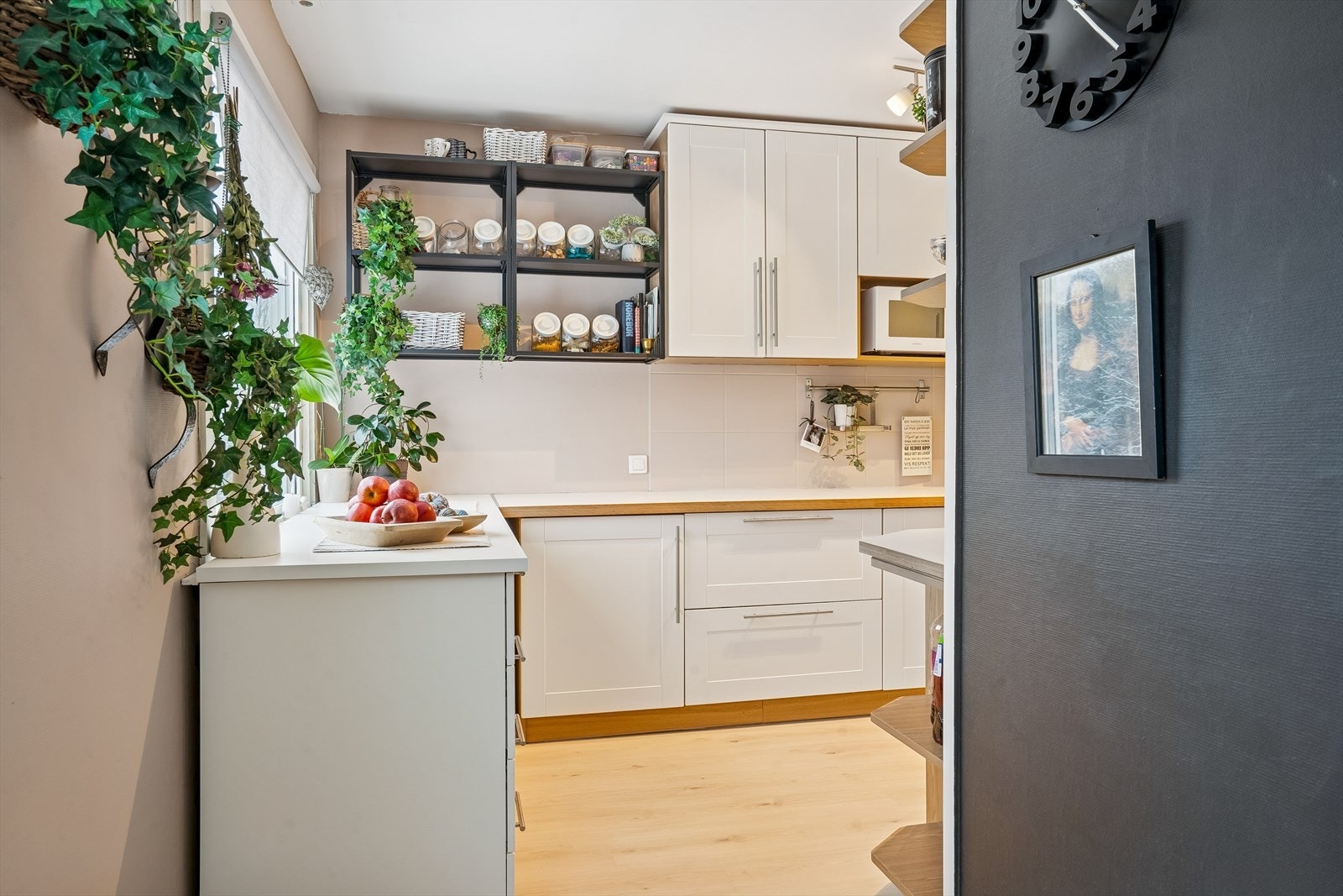 Åpne hyller og overskap gir varierte og gode oppbevaringsmuligheter. Bildet er tatt fra vaskerommet. Galleribilde