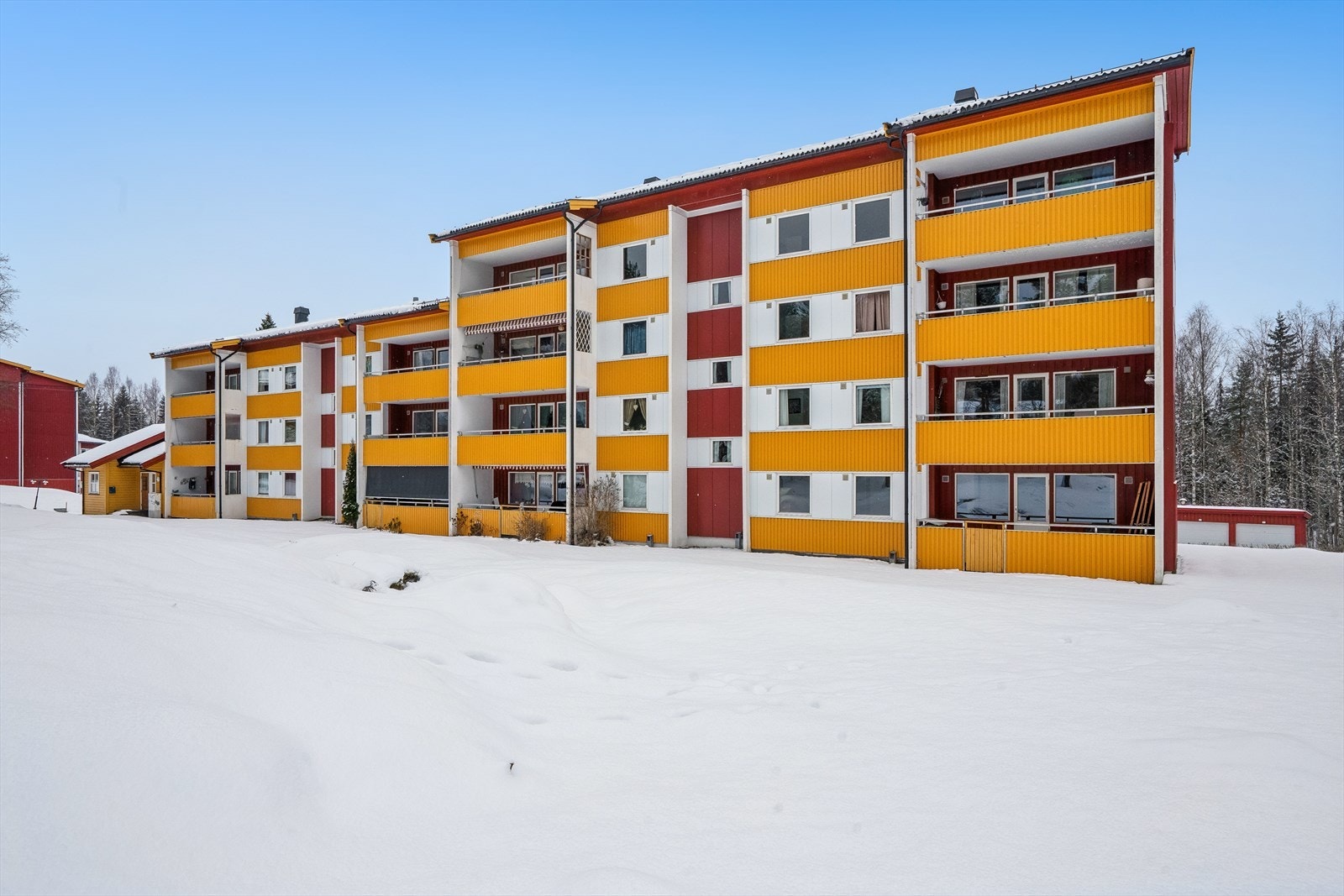 Leiligheten ligger i en blokk med åpne grøntarealer rundt. Galleribilde