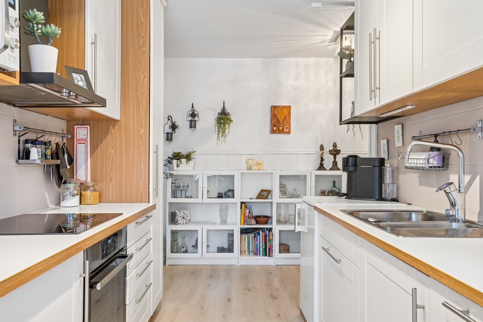 Kjøkkenet har en funksjonell løsning som utnytter plassen godt. Galleribilde