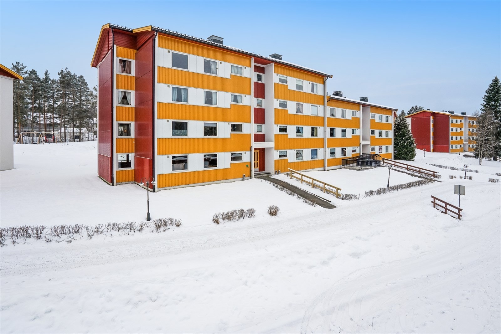 Eiendommen har asfaltert adkomst og ligger i et rolig og etablert boligområde. Galleribilde