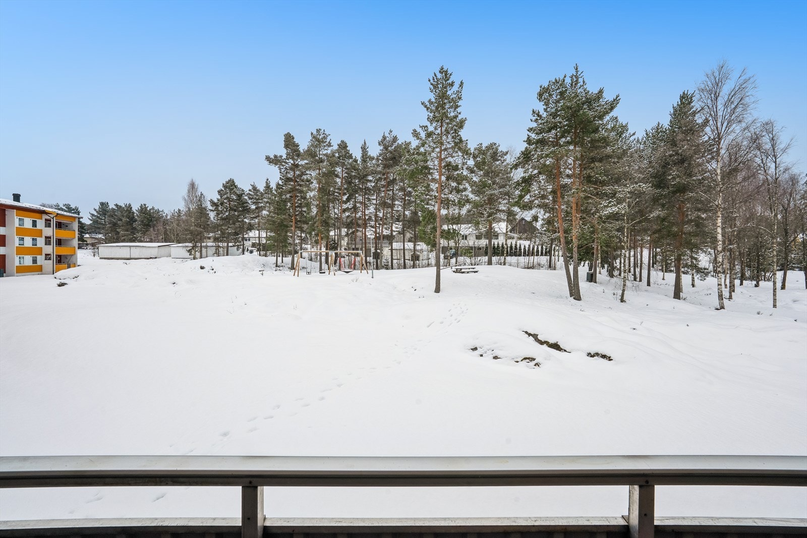 Balkongen gir en åpen utsikt over fellesarealene som har en hyggelig lekeplass. Galleribilde