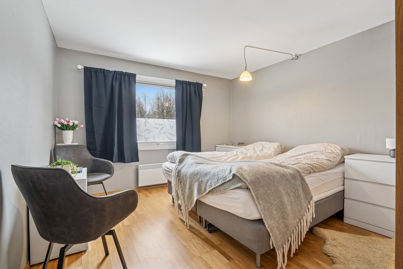 Rommet har god plass til dobbeltseng og tilhørende møblement. Galleribilde