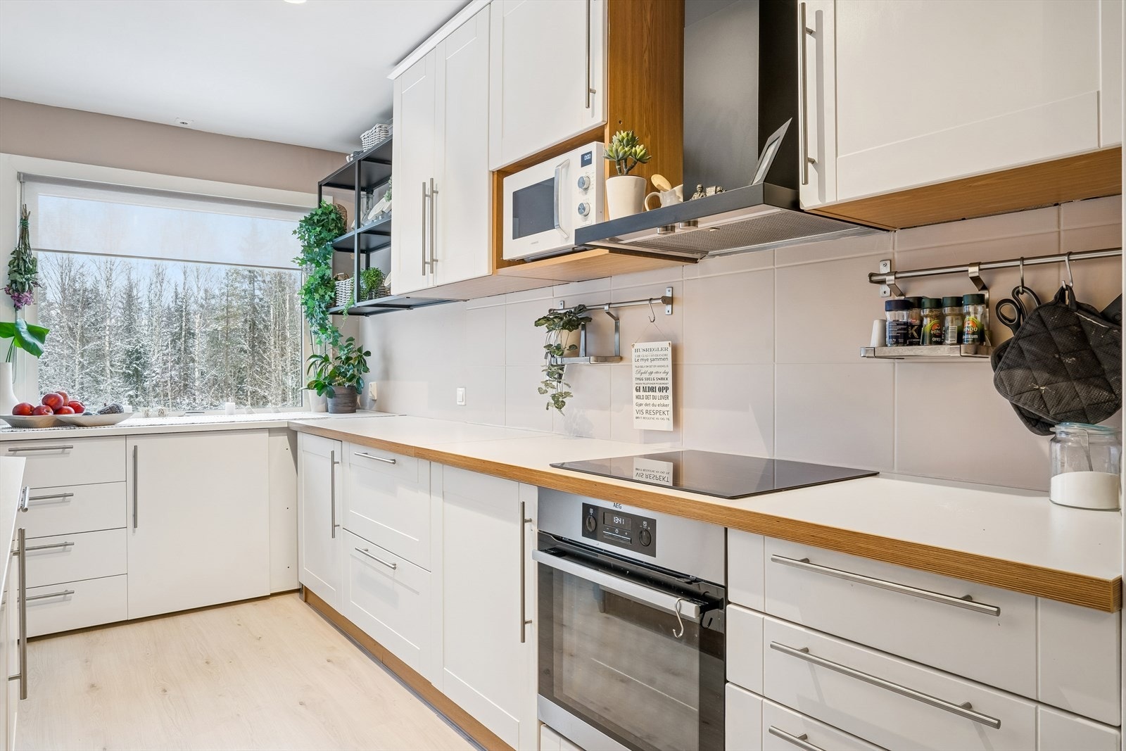 Kjøkkenet er utstyrt med integrert stekeovn og keramisk platetopp. Galleribilde