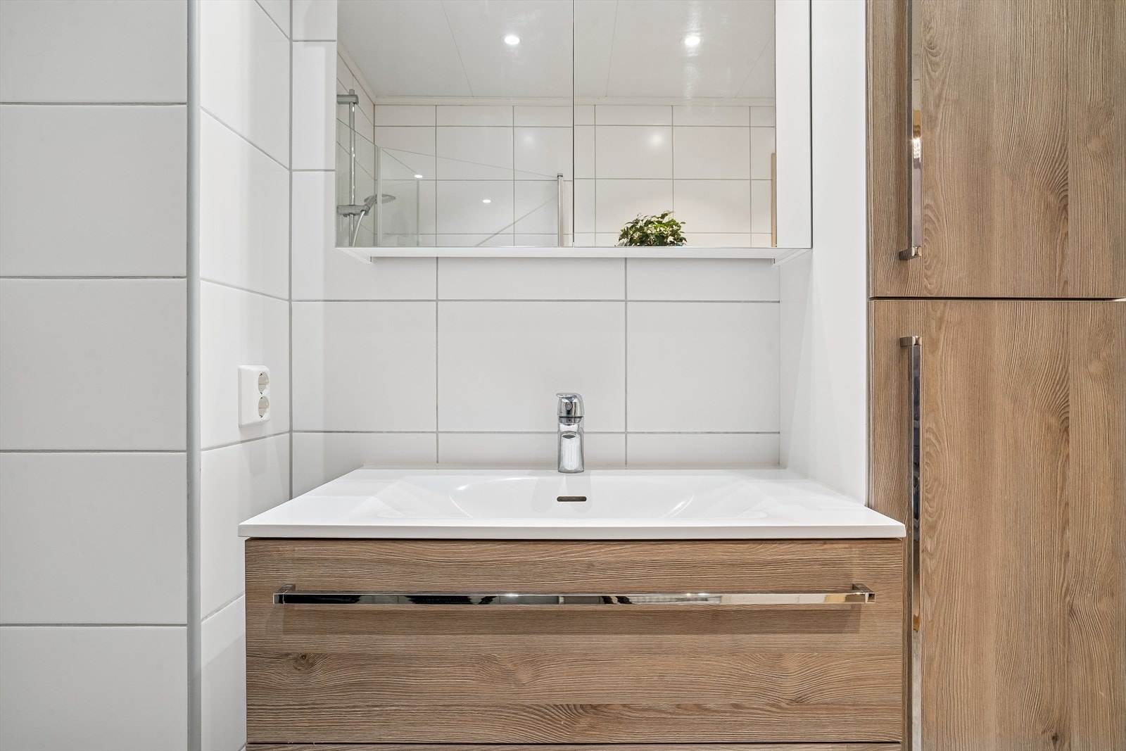 Baderomsinnredningen har gode oppbevaringsmuligheter i skuffer og tilhørende høyskap. Galleribilde