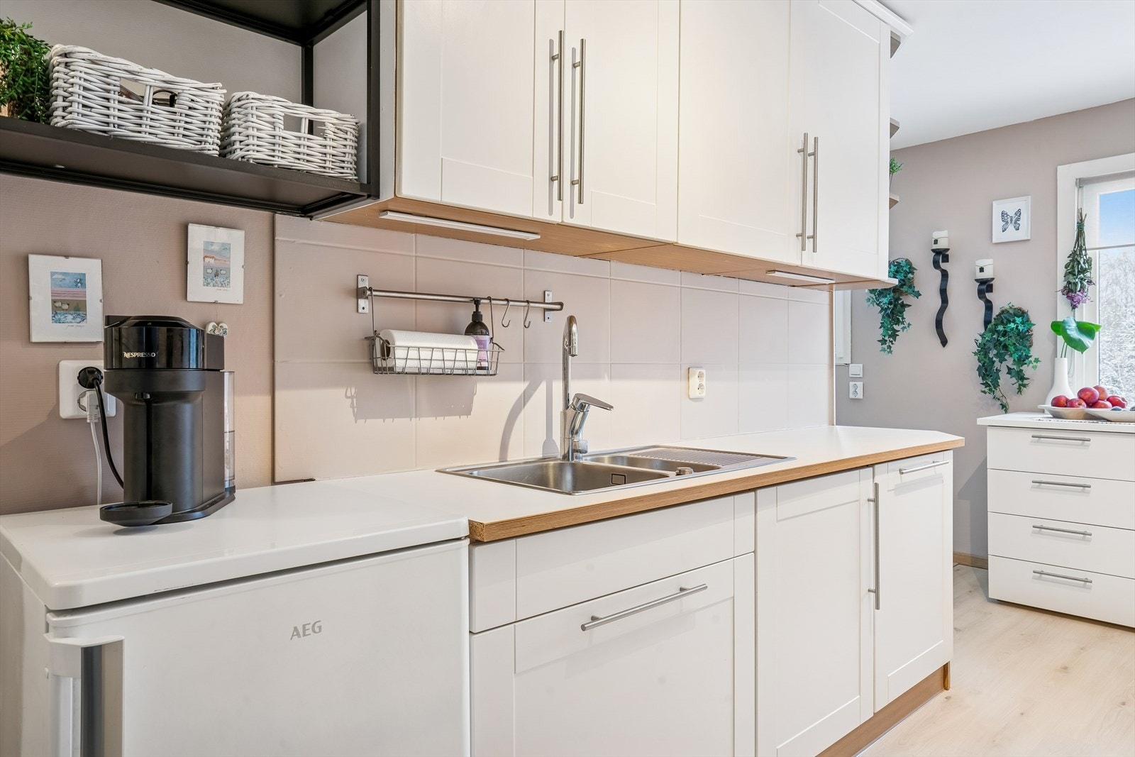 Gode arbeidsflater og dobbel vaskekum gjør matlagingen til en enkel prosess. Galleribilde