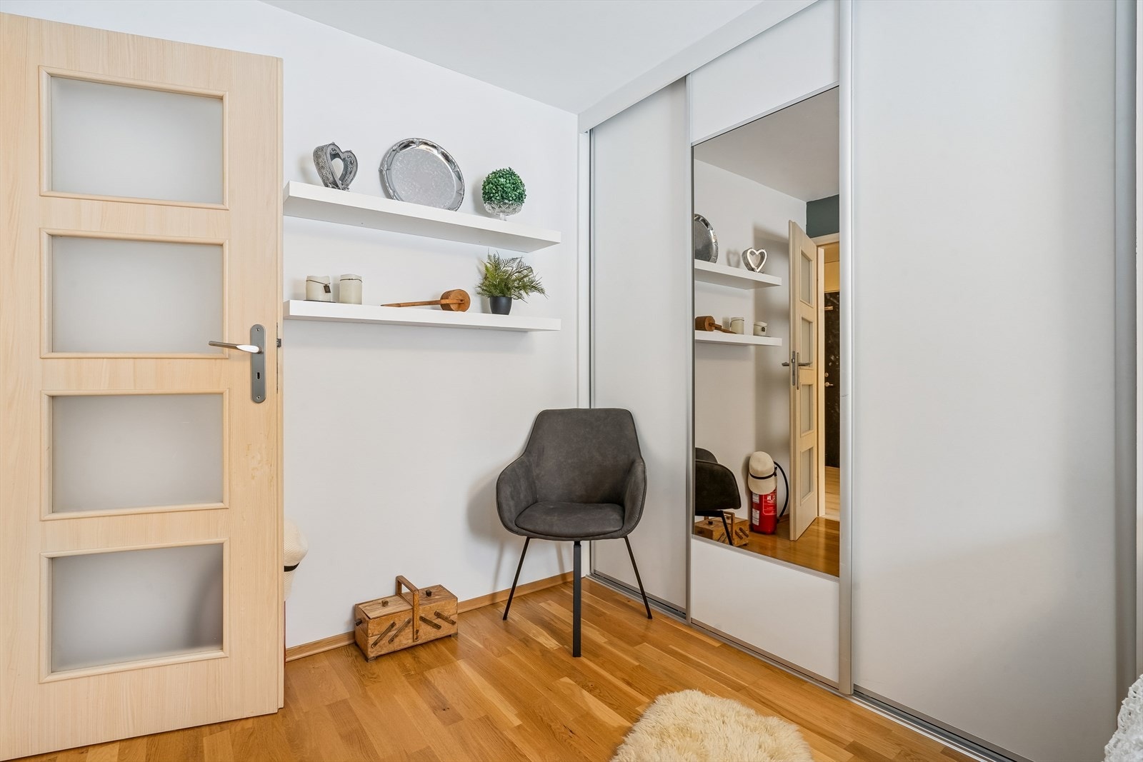 Parkettgulv og lyse veggflater gir et godt utgangspunkt for personlig innredning. Galleribilde